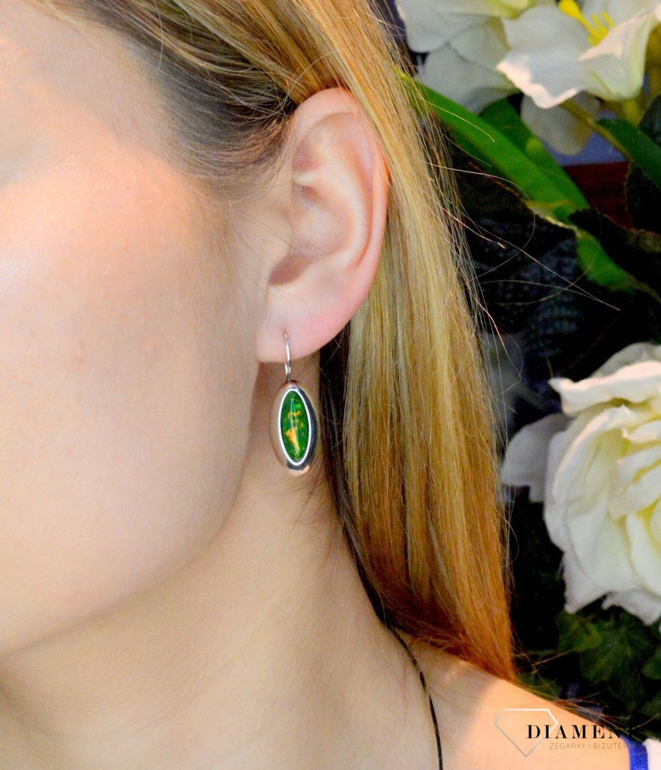 Srebrne kolczyki wiszące z zielonym opalem DIA-KLC-8855-925. Srebrne kolczyki wiszące z zielonym opalem o podłużnym  kształcie.Komfortowe  bezpieczne zapięcie angielskie. Kolczyki idealne na prezent dla każdej kobiety. Idealne.jpg
