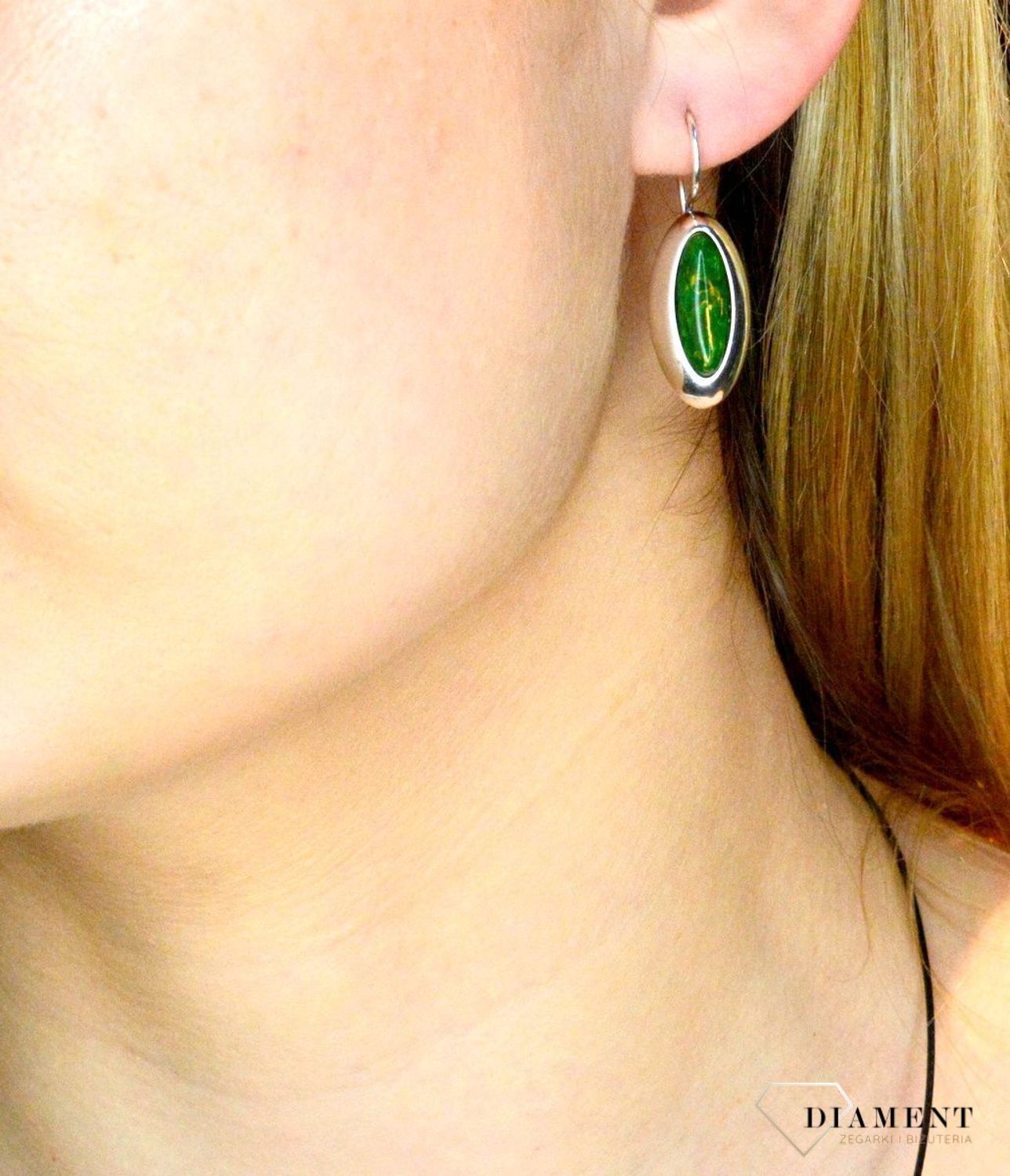 Srebrne kolczyki wiszące z zielonym opalem DIA-KLC-8855-925. Srebrne kolczyki wiszące z zielonym opalem o podłużnym  kształcie.Komfortowe  bezpieczne zapięcie angielskie. Kolczyki idealne na prezent dla każdej kobiety. Idealne.jpg