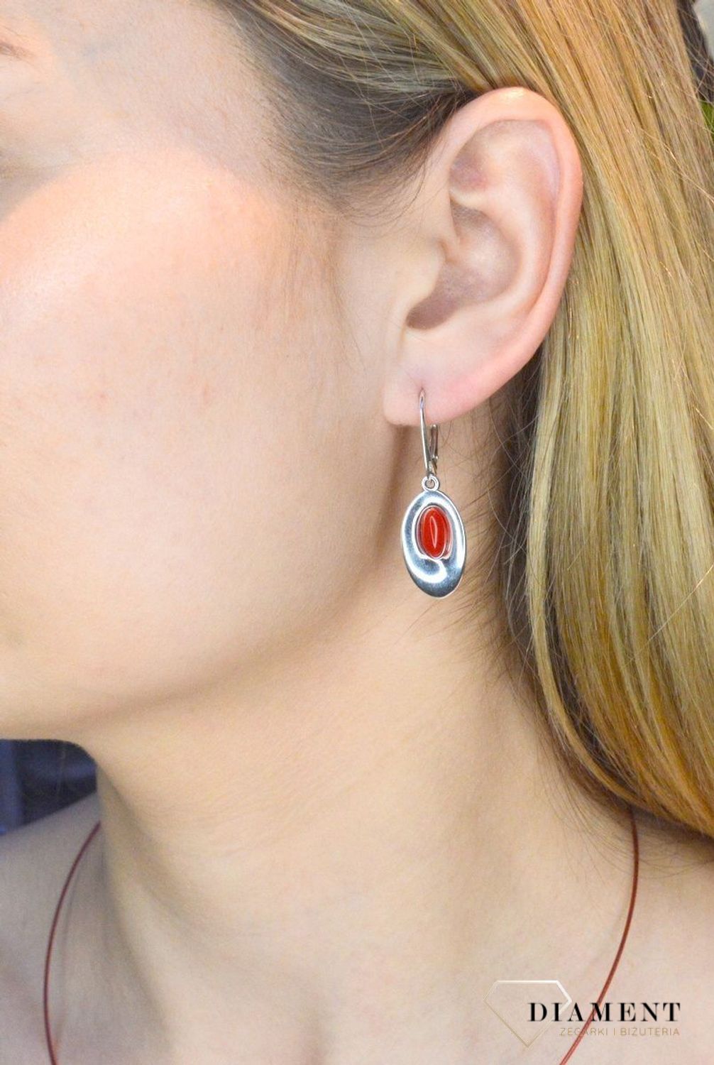 Srebrne kolczyki wiszące z koralem syntetycznym DIA-KLC-8856-925. Srebrne kolczyki wiszące z koralem syntetycznym w owalnym kształcie z koralem syntetycznym. Kolczyki, które zachwycają jakością swojego wykonania. Idealne na pr.jpg