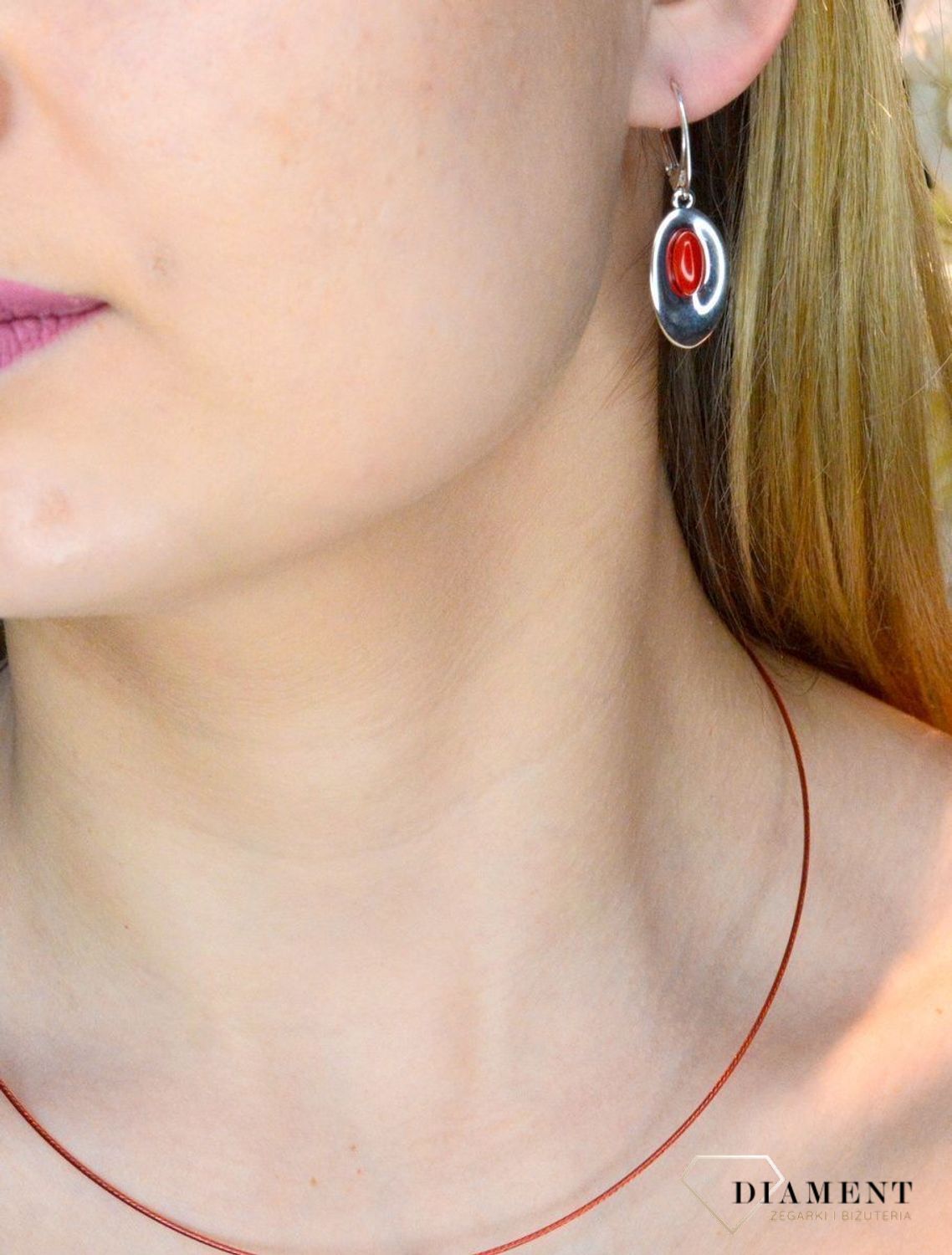 Srebrne kolczyki wiszące z koralem syntetycznym DIA-KLC-8856-925. Srebrne kolczyki wiszące z koralem syntetycznym w owalnym kształcie z koralem syntetycznym. Kolczyki, które zachwycają jakością swojego wykonania. Idealne na pr.jpg