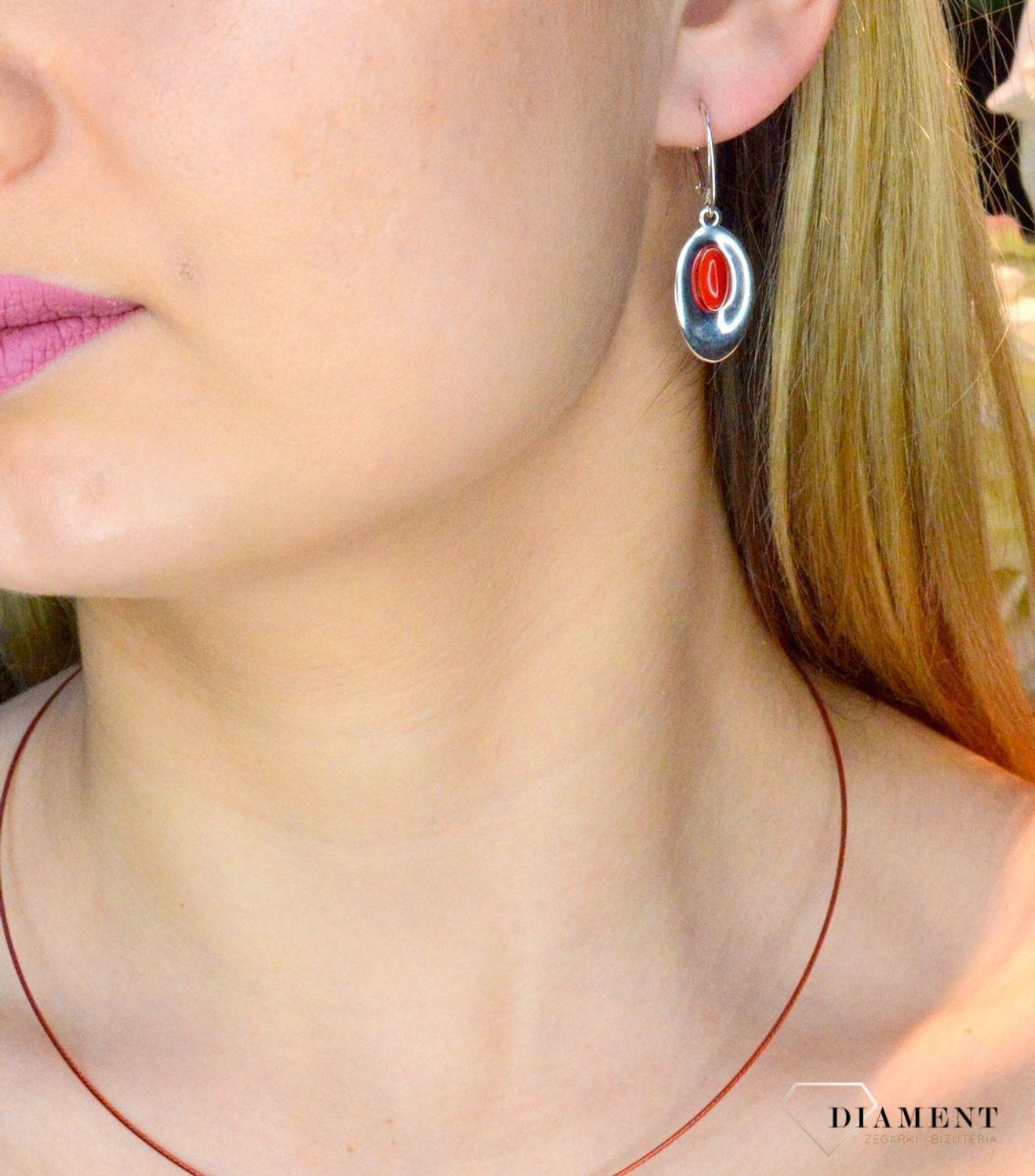 Srebrne kolczyki wiszące z koralem syntetycznym DIA-KLC-8856-925. Srebrne kolczyki wiszące z koralem syntetycznym w owalnym kształcie z koralem syntetycznym. Kolczyki, które zachwycają jakością swojego wykonania. Idealne na pr.jpg