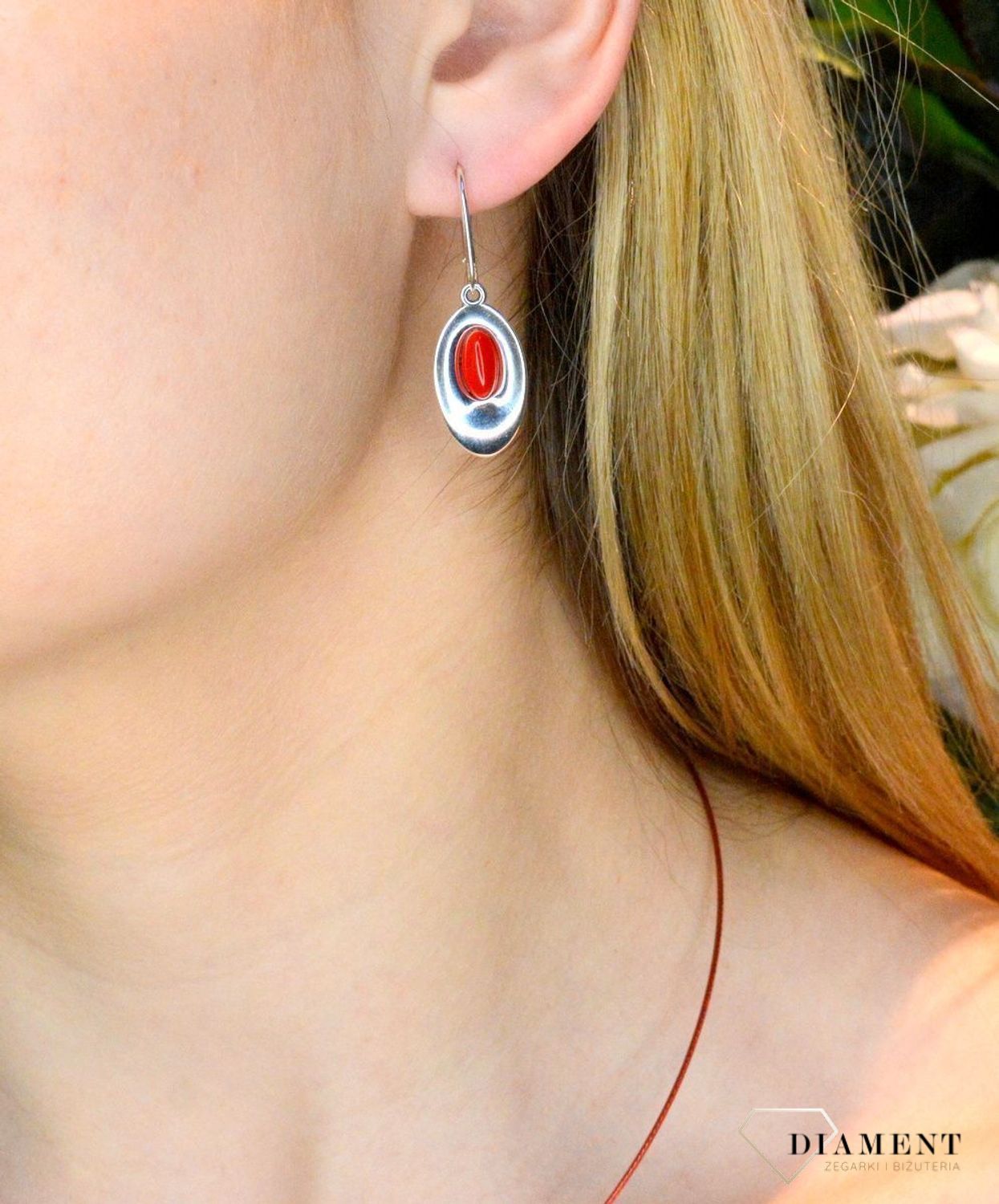 Srebrne kolczyki wiszące z koralem syntetycznym DIA-KLC-8856-925. Srebrne kolczyki wiszące z koralem syntetycznym w owalnym kształcie z koralem syntetycznym. Kolczyki, które zachwycają jakością swojego wykonania. Idealne na pr.jpg