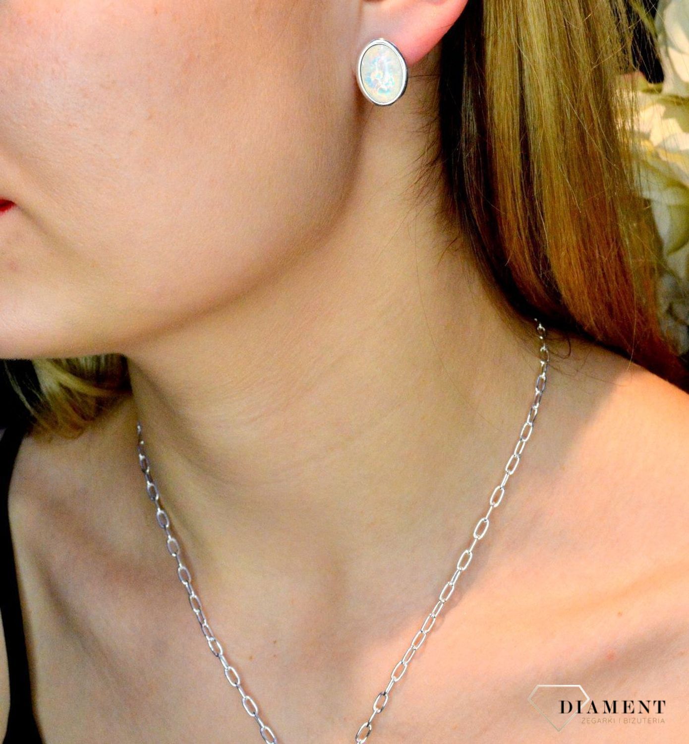 Srebrne kolczyki owalne z opalem DIA-KLC-8857-925. Kolczyki z zapięciem na sztyft jest bardzo wygodne i klasyczne zapięcie. Kolczyki można połączyć z pozostała biżuterią i stworzyć modne sety. Idealne kolczyki do letnich styli.jpg