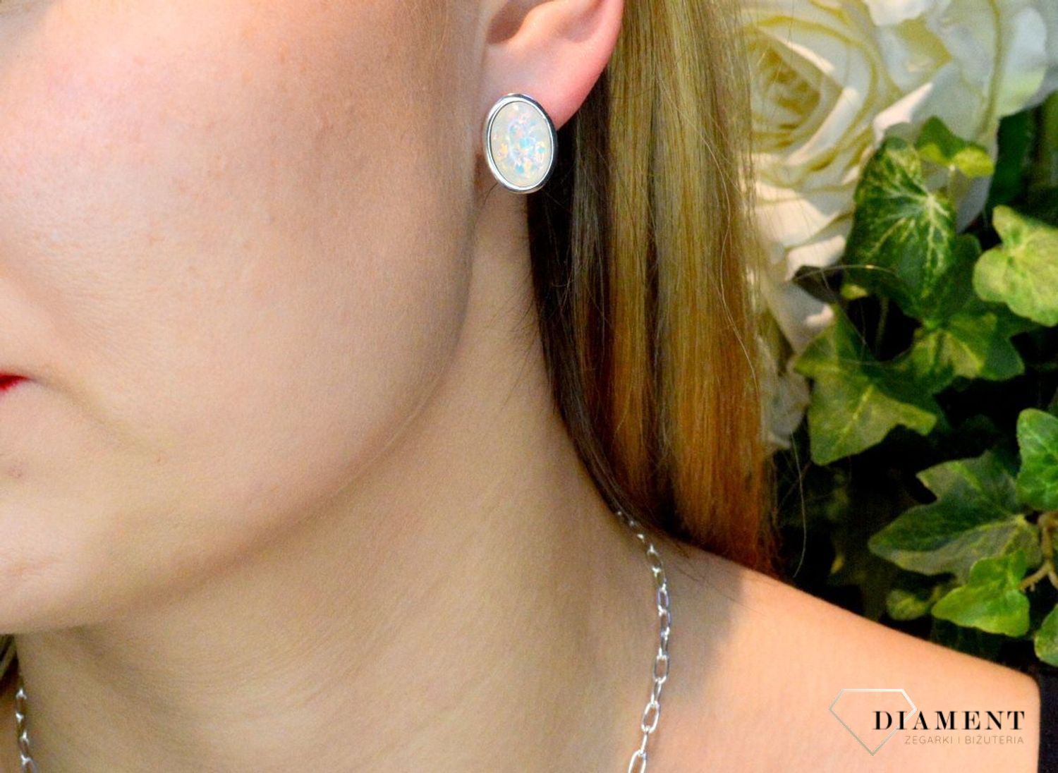 Srebrne kolczyki owalne z opalem DIA-KLC-8857-925. Kolczyki z zapięciem na sztyft jest bardzo wygodne i klasyczne zapięcie. Kolczyki można połączyć z pozostała biżuterią i stworzyć modne sety. Idealne kolczyki do letnich styli.jpg