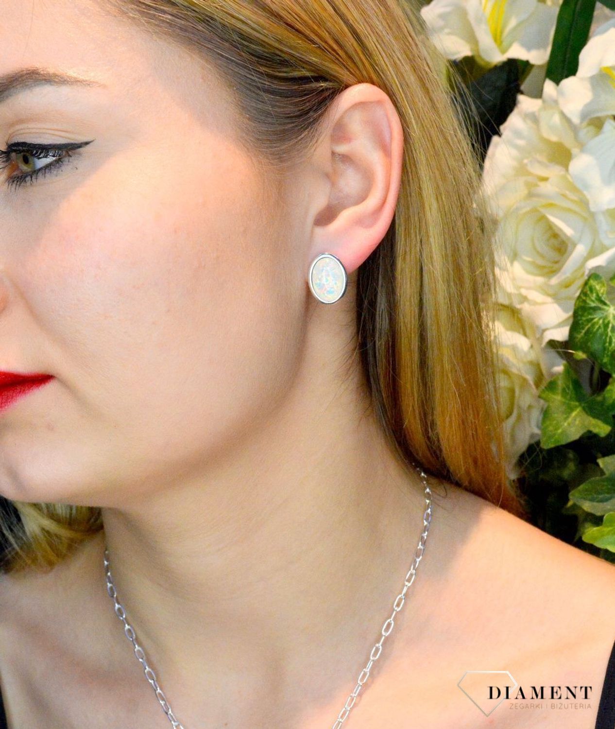 Srebrne kolczyki owalne z opalem DIA-KLC-8857-925. Kolczyki z zapięciem na sztyft jest bardzo wygodne i klasyczne zapięcie. Kolczyki można połączyć z pozostała biżuterią i stworzyć modne sety. Idealne kolczyki do letnich styli.jpg