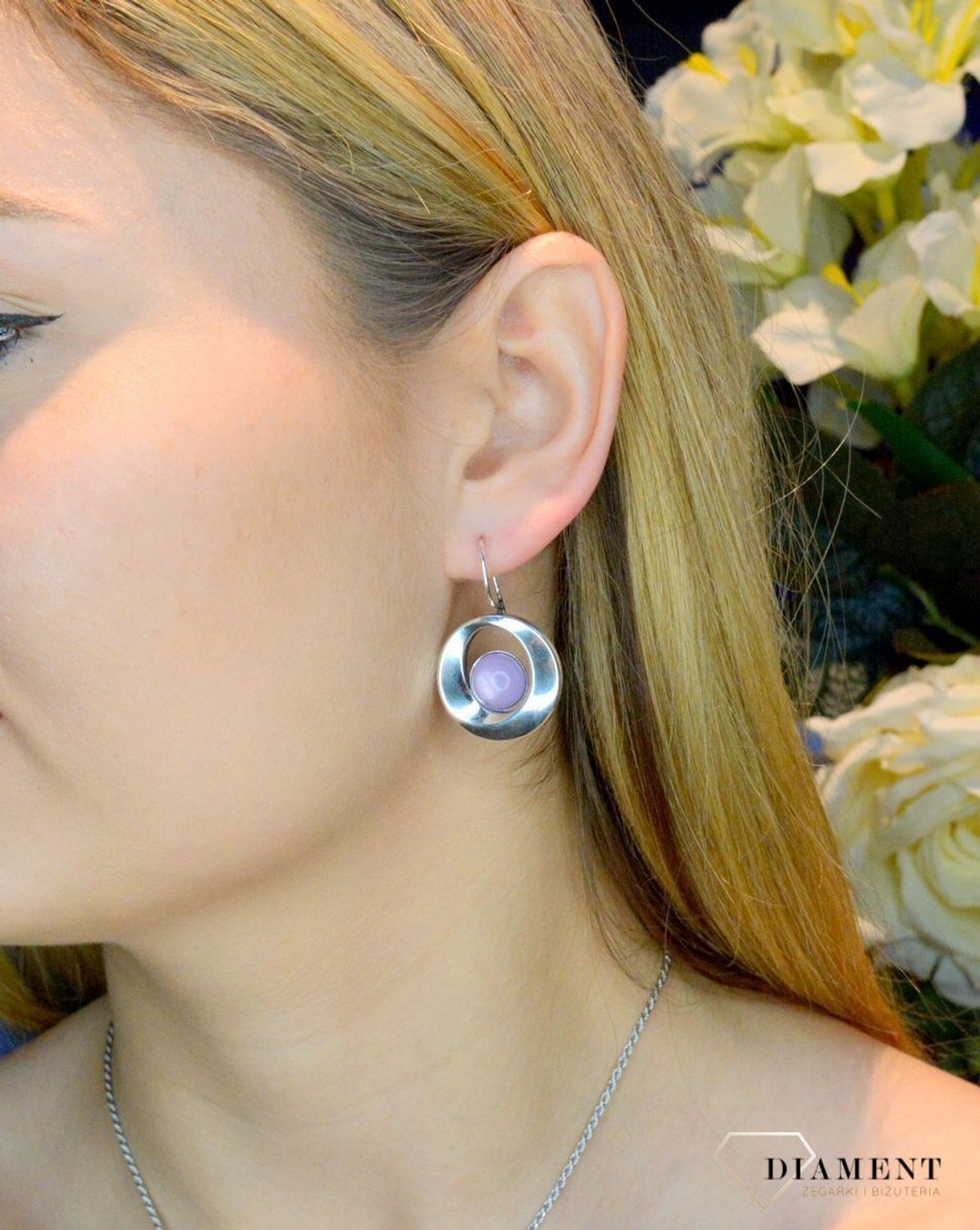 Srebrne kolczyki wiszące z fioletowym 'Kocim okiem' DIA-KLC-8858-925. Kolczyki okrągłe z kamieniem syntetycznym przypominającym kocie oko. Kolczyki, które zachwycają jakością swojego wykonania. Idealne na prezent..jpg