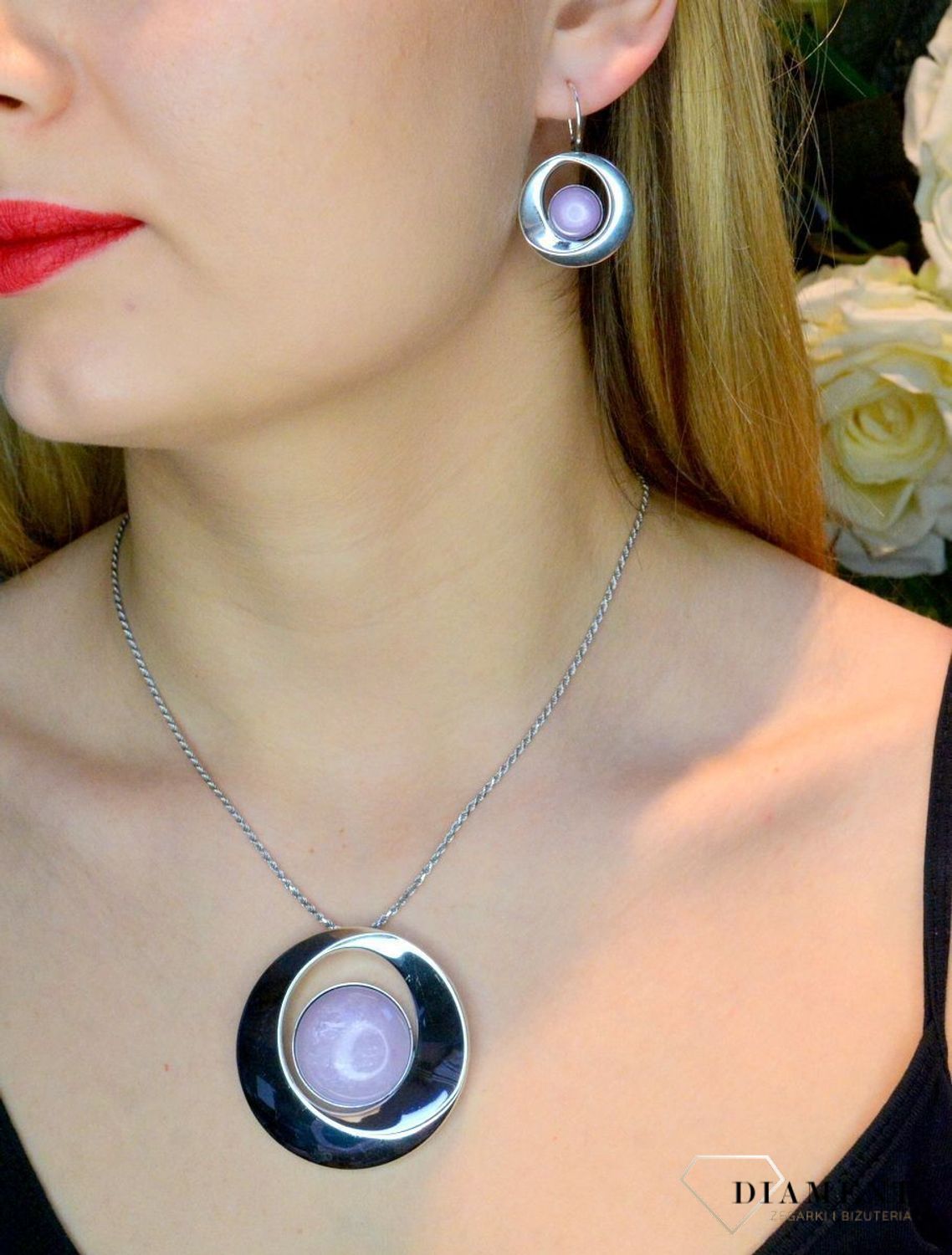 Srebrne kolczyki wiszące z fioletowym 'Kocim okiem' DIA-KLC-8858B-925.  Kolczyki okrągłe z kamieniem syntetycznym przypominającym kocie oko. Komfortowe bezpieczne zapięcie angielskie. Kolczyki idealne na prezent dla każdej kob.jpg