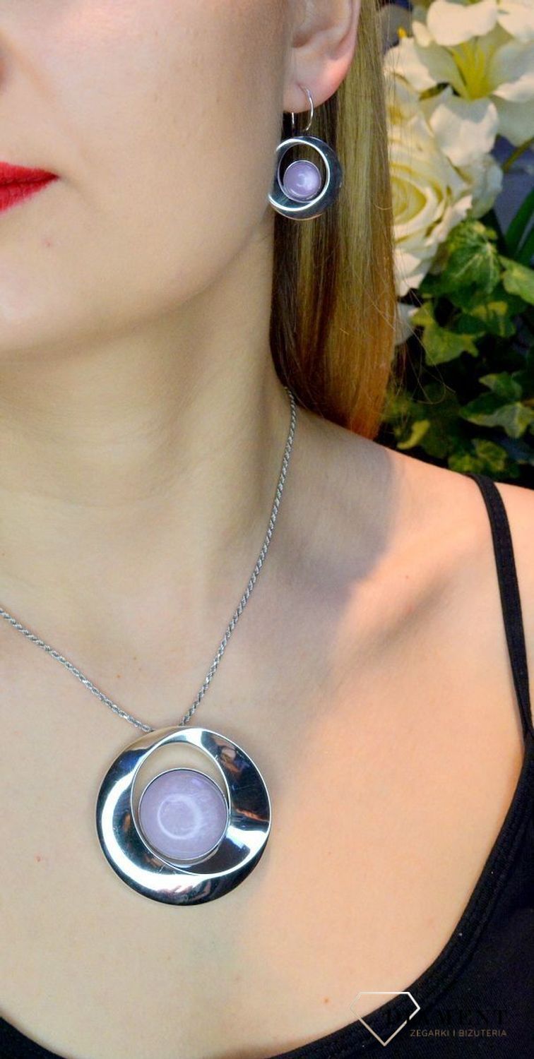 Srebrne kolczyki wiszące z fioletowym 'Kocim okiem' DIA-KLC-8858B-925.  Kolczyki okrągłe z kamieniem syntetycznym przypominającym kocie oko. Komfortowe bezpieczne zapięcie angielskie. Kolczyki idealne na prezent dla każdej kob.jpg