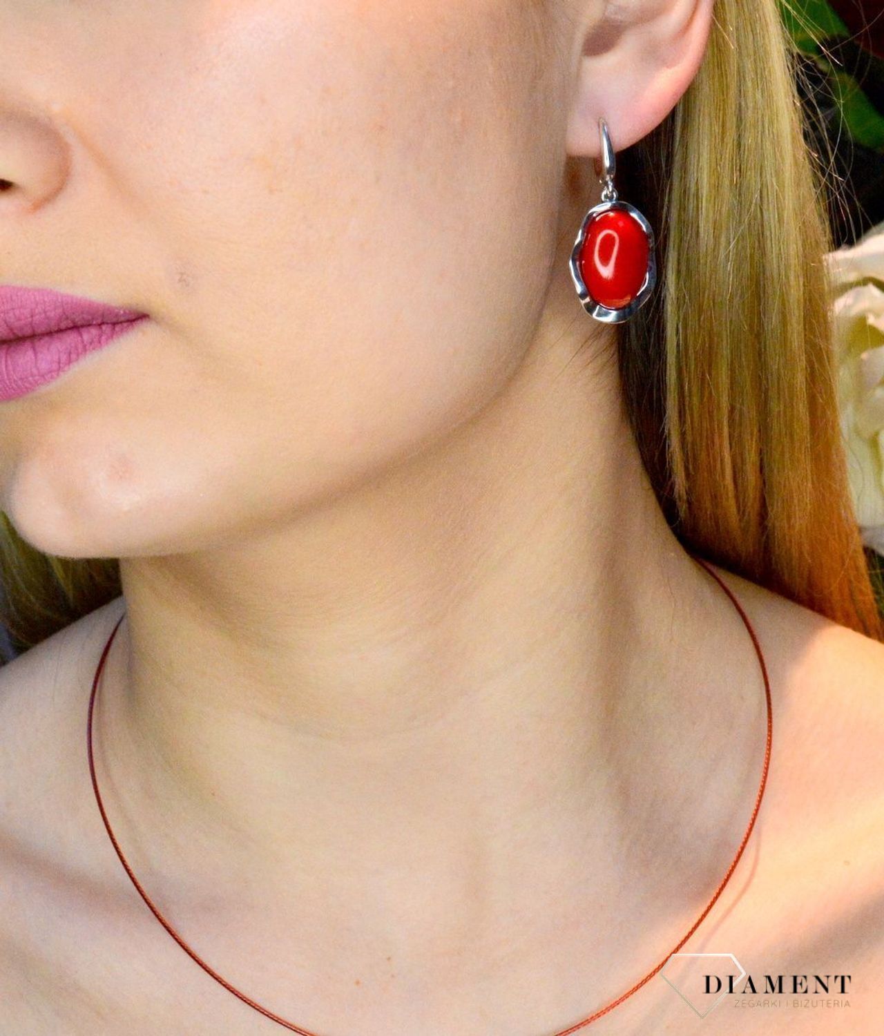 Srebrne kolczyki wiszące 'Czerwona piękność' DIA-KLC-8859-925. Kolczyki, które zachwycają jakością swojego wykonania dzięki czemu są nie tylko idealnym dodatkiem do każdej stylizacji ale również praktyczną i wygodną opcją podc.jpg