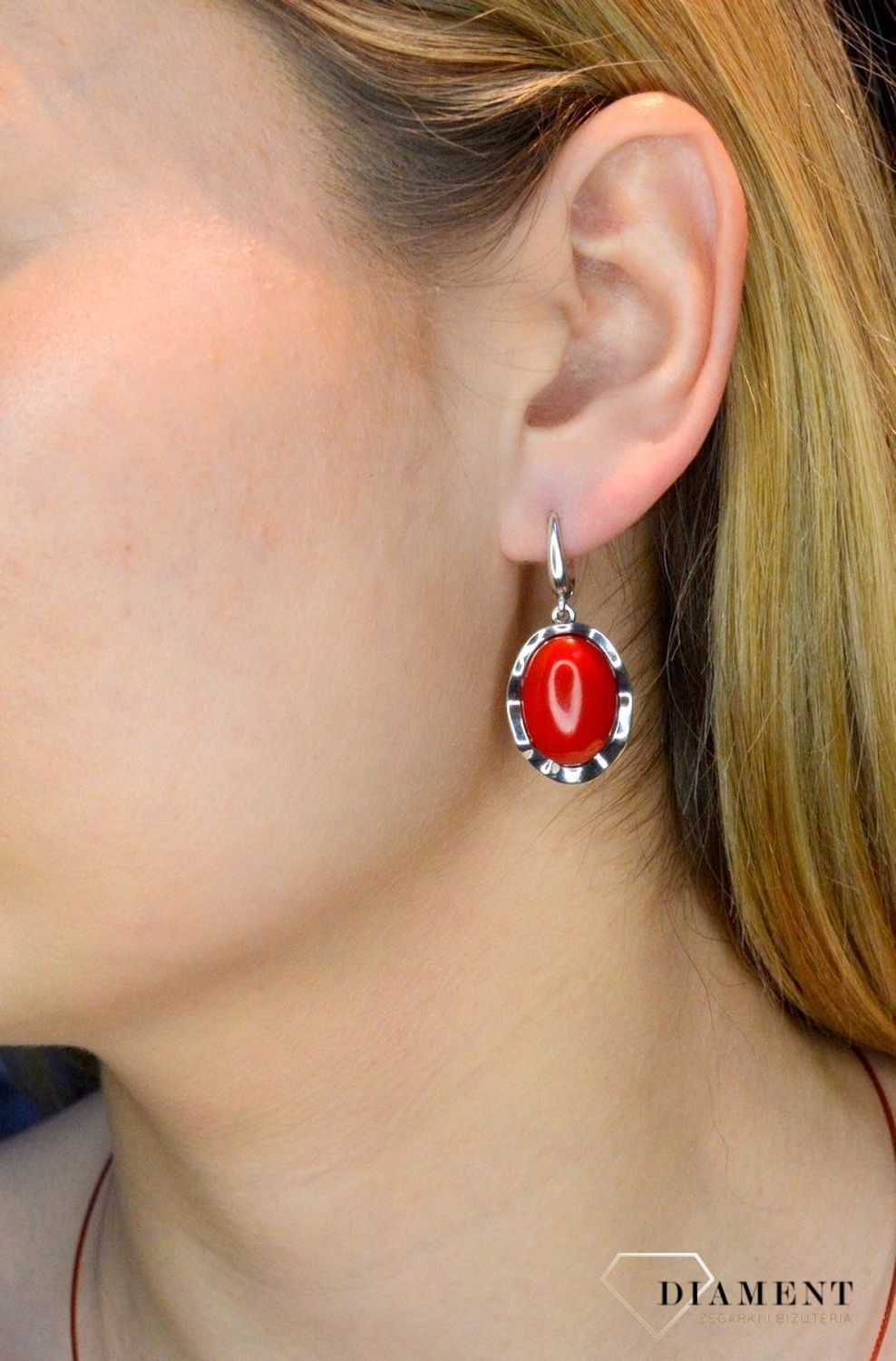 Srebrne kolczyki wiszące 'Czerwona piękność' DIA-KLC-8859-925. Kolczyki, które zachwycają jakością swojego wykonania dzięki czemu są nie tylko idealnym dodatkiem do każdej stylizacji ale również praktyczną i wygodną opcją podc.jpg