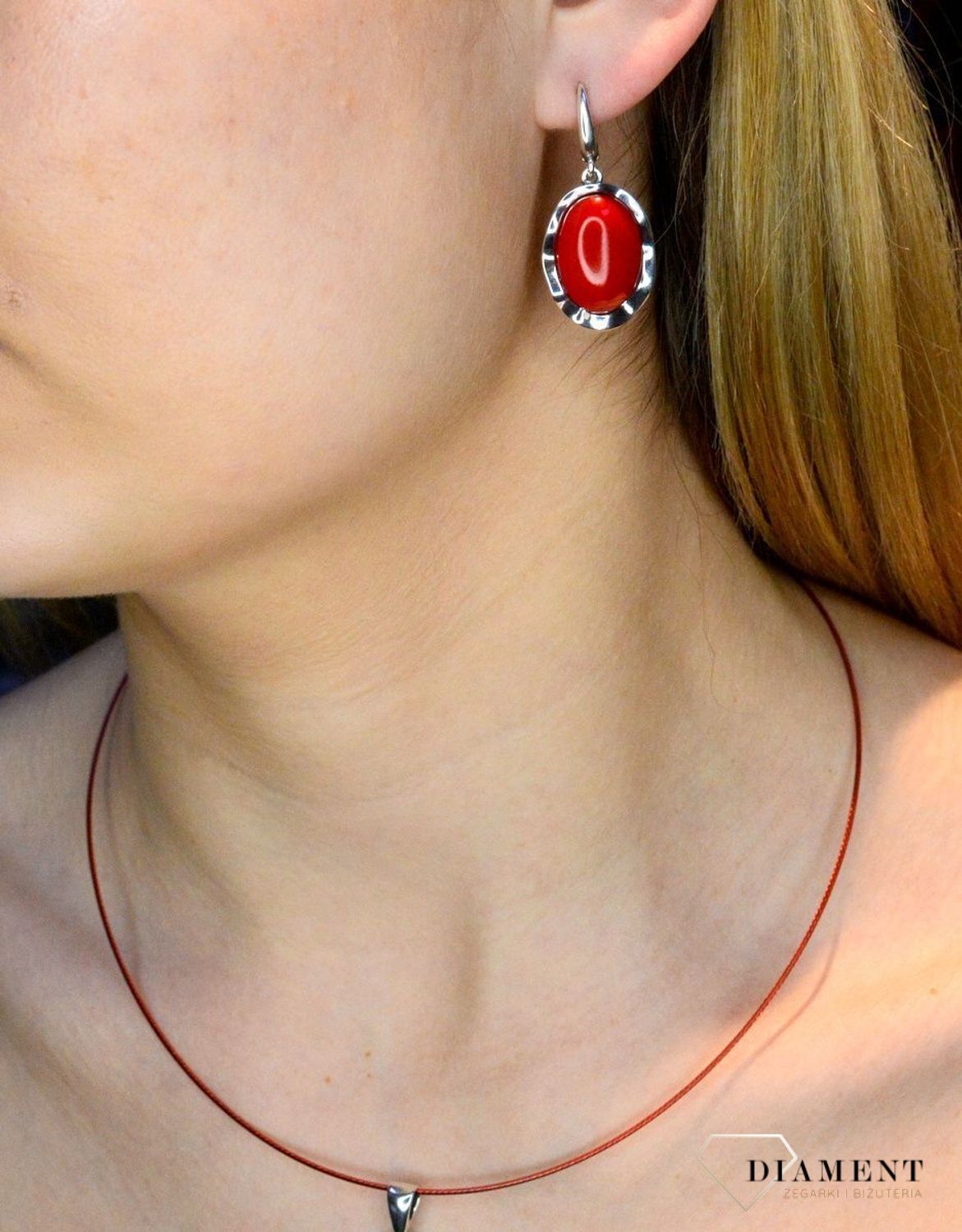 Srebrne kolczyki wiszące 'Czerwona piękność' DIA-KLC-8859-925. Kolczyki, które zachwycają jakością swojego wykonania dzięki czemu są nie tylko idealnym dodatkiem do każdej stylizacji ale również praktyczną i wygodną opcją podc.jpg