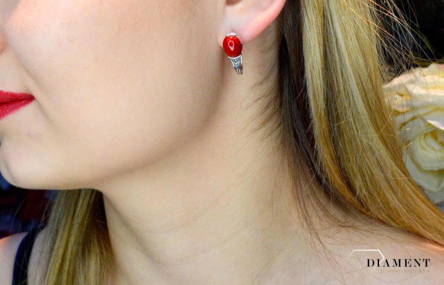 Srebrne kolczyki wiszące z czerwonym oczkiem DIA-KLC-8963-925. Eleganckie kolczyki z kamieniem w owalnym kształcie. Biżuteria wykonana ze srebra próby 925. Efektowne kolczyki zostały ozdobione kamieniem w kolorze koralowym..jpg