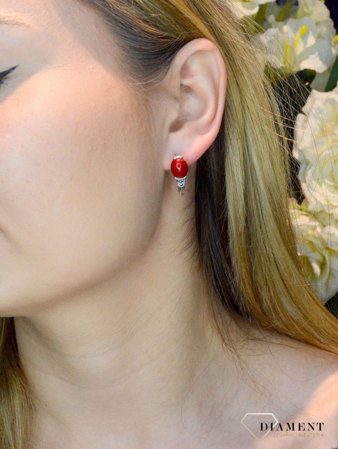 Srebrne kolczyki wiszące z czerwonym oczkiem DIA-KLC-8963-925. Eleganckie kolczyki z kamieniem w owalnym kształcie. Biżuteria wykonana ze srebra próby 925. Efektowne kolczyki zostały ozdobione kamieniem w kolorze koralowym..jpg