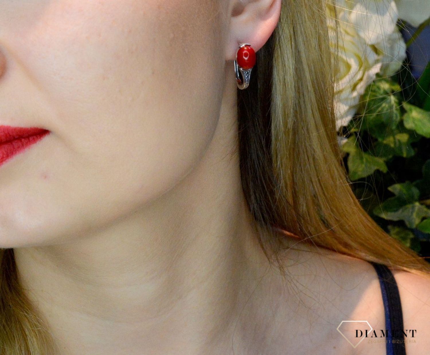 Srebrne kolczyki wiszące z czerwonym oczkiem DIA-KLC-8963-925. Eleganckie kolczyki z kamieniem w owalnym kształcie. Biżuteria wykonana ze srebra próby 925. Efektowne kolczyki zostały ozdobione kamieniem w kolorze koralowym..jpg