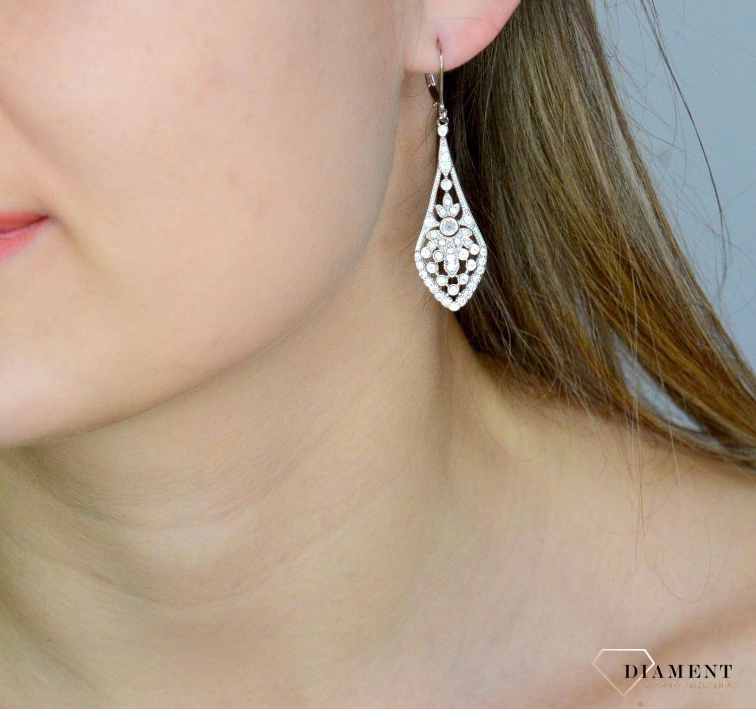Srebrne kolczyki damskie wiszące Królewski błysk DIA-KLC-8964-925. Wytworne damskie srebrne wiszące kolczyki. Długie kolczyki. Kolczyki na wesele. Kolczyki z cyrkoniami. Błyszczace kolczyki..jpg