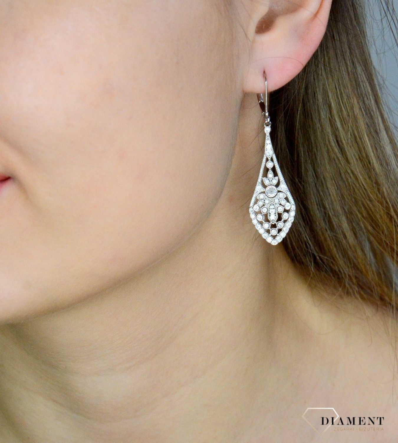 Srebrne kolczyki damskie wiszące Królewski błysk DIA-KLC-8964-925. Wytworne damskie srebrne wiszące kolczyki. Długie kolczyki. Kolczyki na wesele. Kolczyki z cyrkoniami. Błyszczace kolczyki..jpg