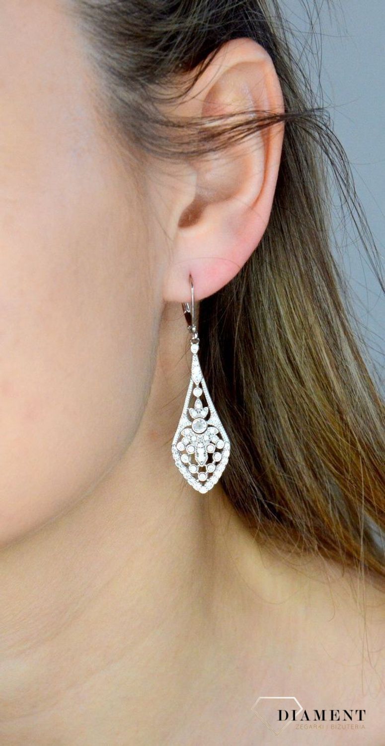 Srebrne kolczyki damskie wiszące Królewski błysk DIA-KLC-8964-925. Wytworne damskie srebrne wiszące kolczyki. Długie kolczyki. Kolczyki na wesele. Kolczyki z cyrkoniami. Błyszczace kolczyki..jpg