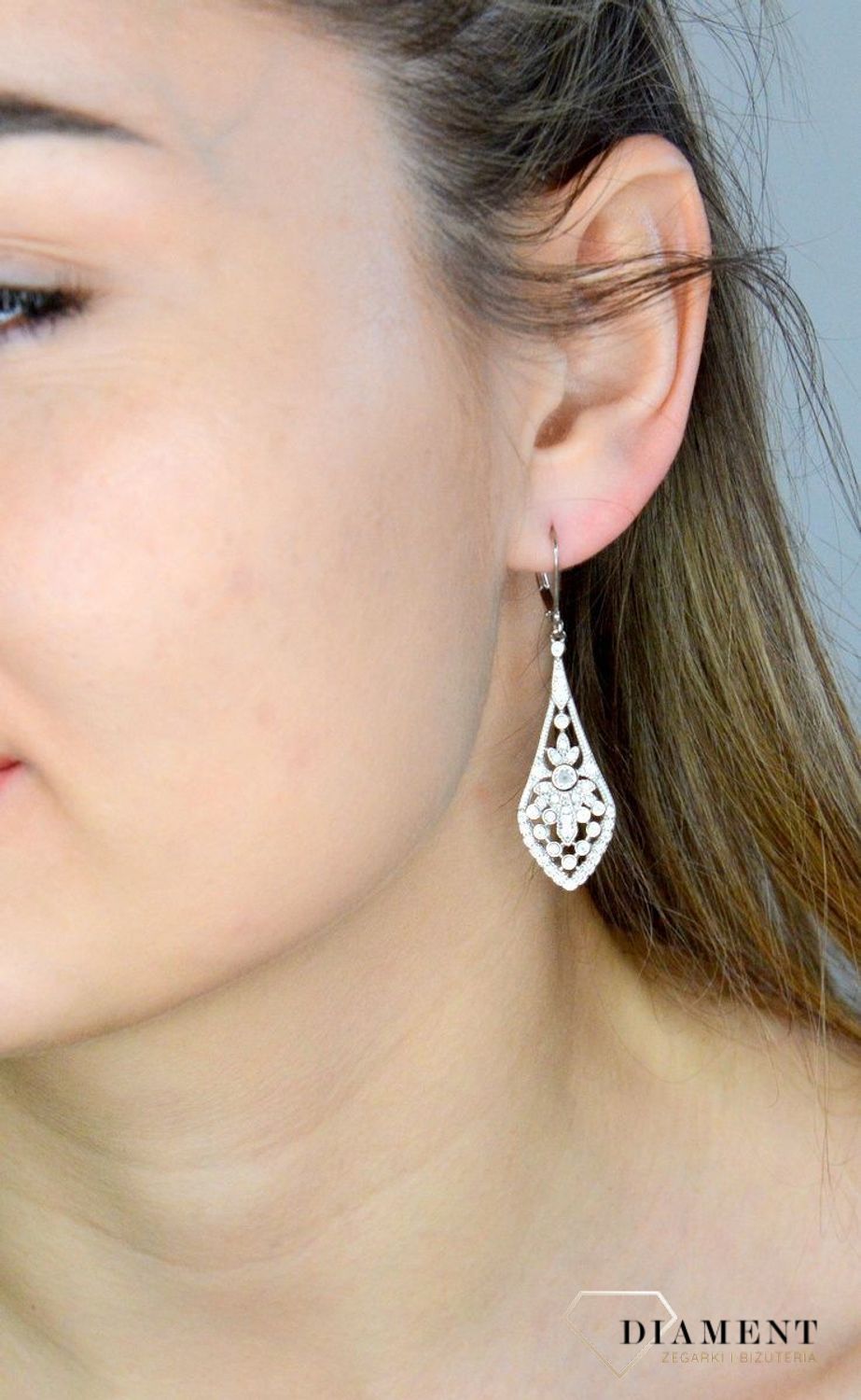 Srebrne kolczyki damskie wiszące Królewski błysk DIA-KLC-8964-925. Wytworne damskie srebrne wiszące kolczyki. Długie kolczyki. Kolczyki na wesele. Kolczyki z cyrkoniami. Błyszczace kolczyki..jpg