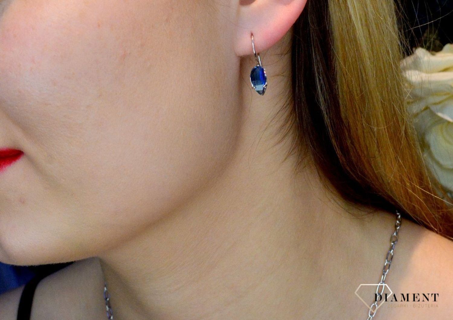 Srebrne damskie kolczyki z granatową cyrkonią na bigiel 925 DIA-KLC-8968-925. Kolczyki na prezent. Kolczyki na dzień mamy. Kolczyki liście. Modna biżuteria. Dla mamy. Kobieca biżuteria. Elegancka biżuteria na co dzień..jpg
