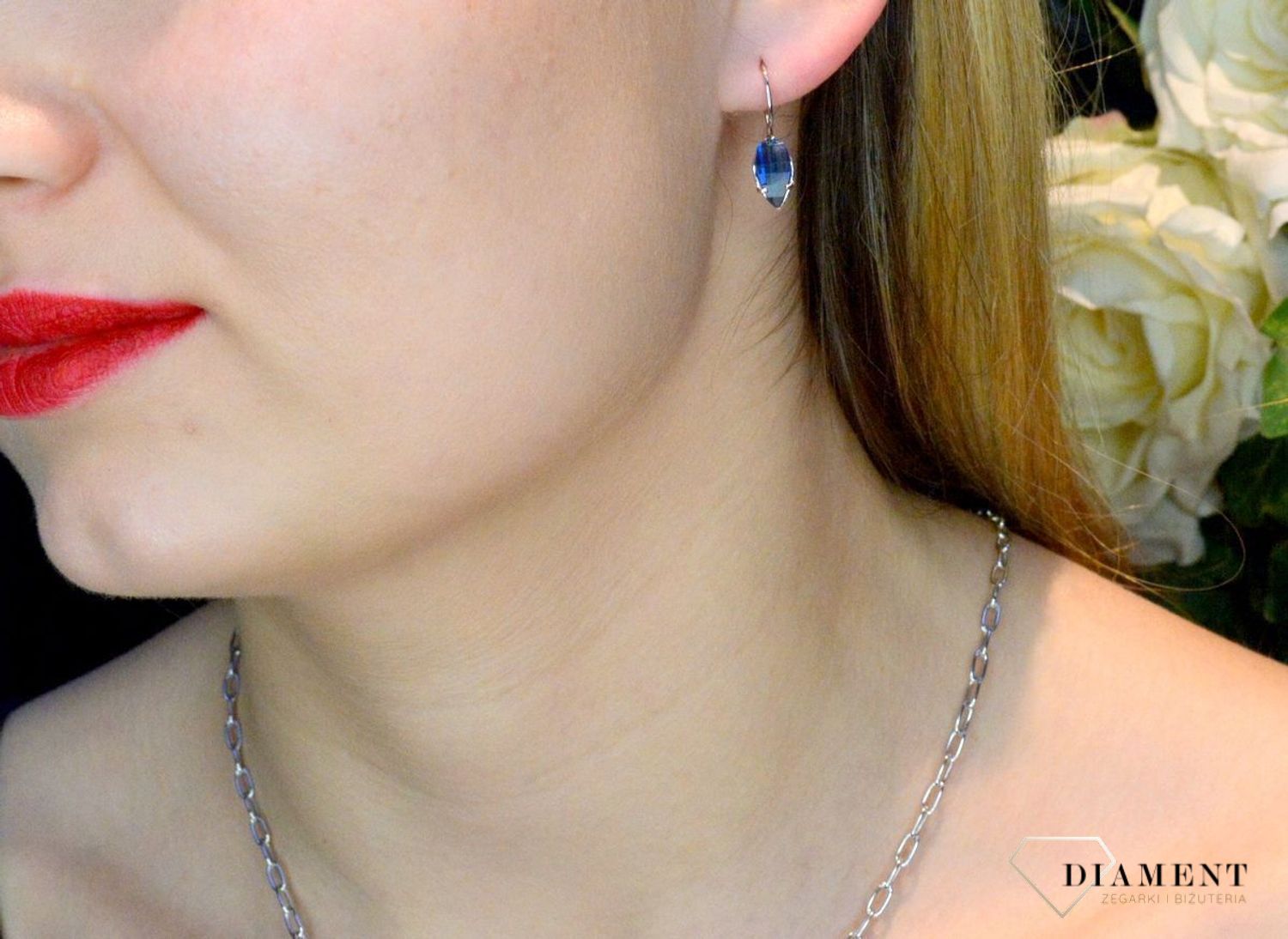 Srebrne damskie kolczyki z granatową cyrkonią na bigiel 925 DIA-KLC-8968-925. Kolczyki na prezent. Kolczyki na dzień mamy. Kolczyki liście. Modna biżuteria. Dla mamy. Kobieca biżuteria. Elegancka biżuteria na co dzień..jpg