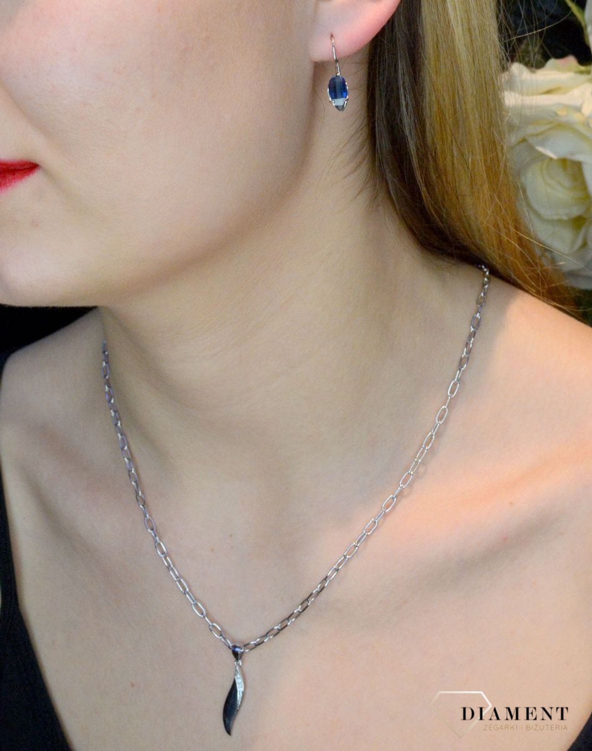 Srebrne damskie kolczyki z granatową cyrkonią na bigiel 925 DIA-KLC-8968-925. Kolczyki na prezent. Kolczyki na dzień mamy. Kolczyki liście. Modna biżuteria. Dla mamy. Kobieca biżuteria. Elegancka biżuteria na co dzień..jpg