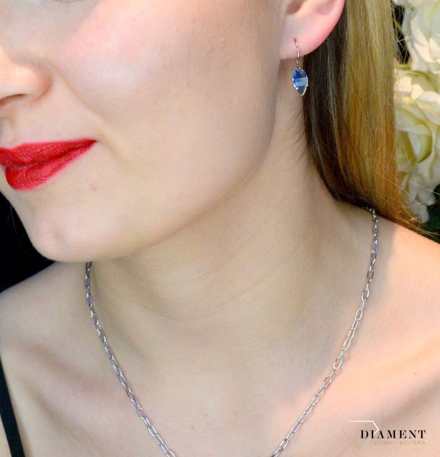 Srebrne damskie kolczyki z granatową cyrkonią na bigiel 925 DIA-KLC-8968-925. Kolczyki na prezent. Kolczyki na dzień mamy. Kolczyki liście. Modna biżuteria. Dla mamy. Kobieca biżuteria. Elegancka biżuteria na co dzień..jpg