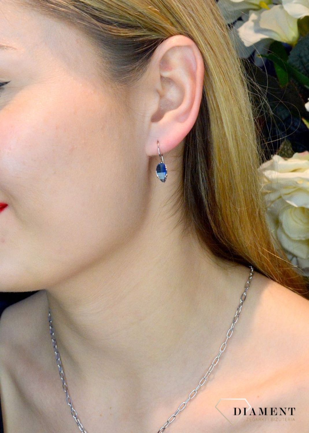 Srebrne damskie kolczyki z granatową cyrkonią na bigiel 925 DIA-KLC-8968-925. Kolczyki na prezent. Kolczyki na dzień mamy. Kolczyki liście. Modna biżuteria. Dla mamy. Kobieca biżuteria. Elegancka biżuteria na co dzień..jpg