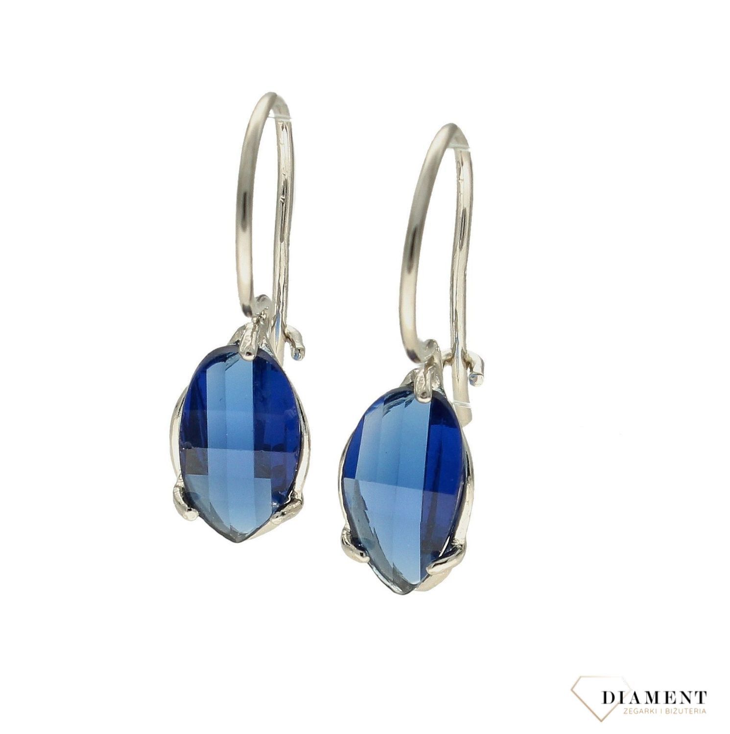 Srebrne damskie kolczyki z granatową cyrkonią na bigiel 925 DIA-KLC-8968-925. Kolczyki na prezent. Kolczyki na dzień mamy. Kolczyki liście. Modna biżuteria. Dla mamy. Kobieca biżuteria. Elegancka biżuteria na co dzień..jpg