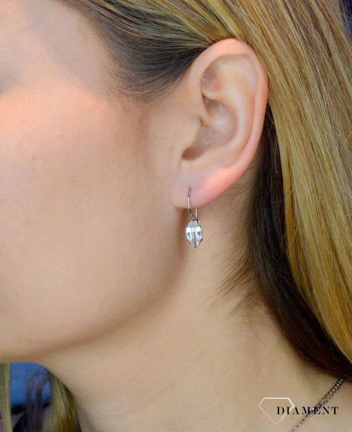 Srebrne damskie kolczyki z białą cyrkonią na bigiel 925 DIA-KLC-8969-925. Kolczyki na prezent. Kolczyki na dzień mamy. Kolczyki liście. Modna biżuteria. Dla mamy. Kobieca biżuteria. Elegancka biżuteria na co dzień..jpg