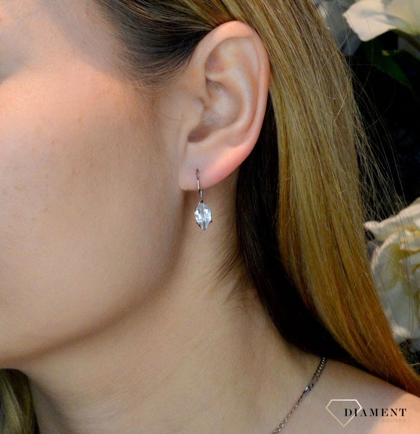 Srebrne damskie kolczyki z białą cyrkonią na bigiel 925 DIA-KLC-8969-925. Kolczyki na prezent. Kolczyki na dzień mamy. Kolczyki liście. Modna biżuteria. Dla mamy. Kobieca biżuteria. Elegancka biżuteria na co dzień..jpg