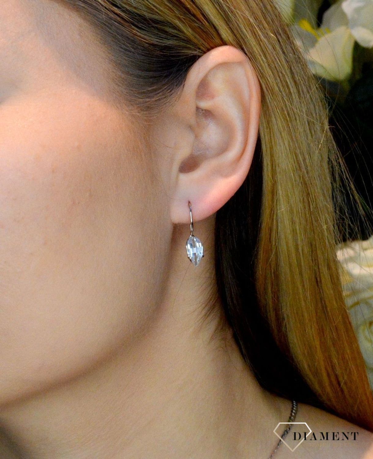 Srebrne damskie kolczyki z białą cyrkonią na bigiel 925 DIA-KLC-8969-925. Kolczyki na prezent. Kolczyki na dzień mamy. Kolczyki liście. Modna biżuteria. Dla mamy. Kobieca biżuteria. Elegancka biżuteria na co dzień..jpg