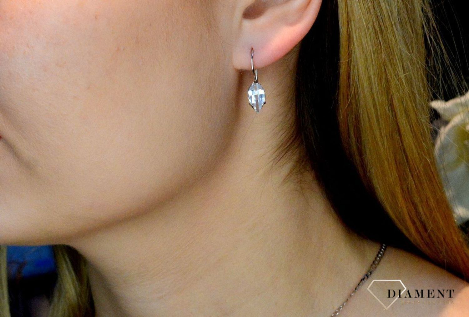 Srebrne damskie kolczyki z białą cyrkonią na bigiel 925 DIA-KLC-8969-925. Kolczyki na prezent. Kolczyki na dzień mamy. Kolczyki liście. Modna biżuteria. Dla mamy. Kobieca biżuteria. Elegancka biżuteria na co dzień..jpg