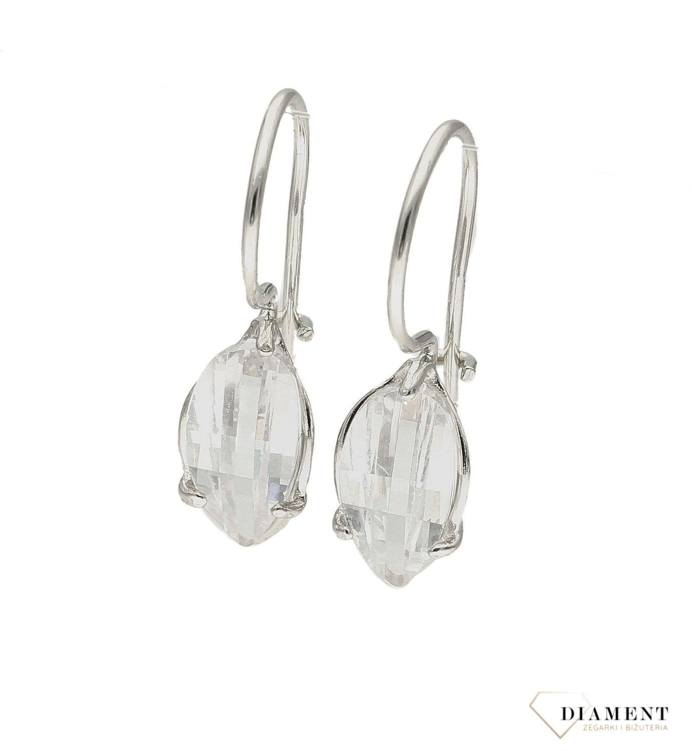 Srebrne damskie kolczyki z białą cyrkonią na bigiel 925 DIA-KLC-8969-925. Kolczyki na prezent. Kolczyki na dzień mamy. Kolczyki liście. Modna biżuteria. Dla mamy. Kobieca biżuteria. Elegancka biżuteria na co dzień..jpg