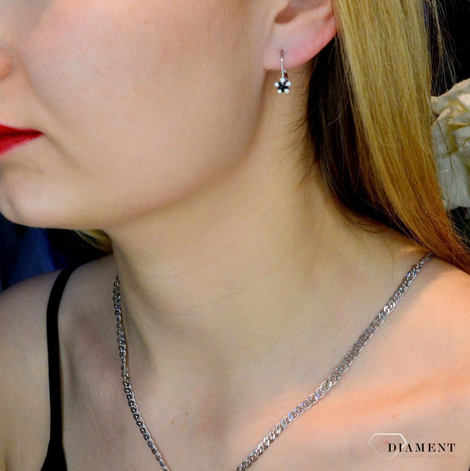 Srebrne kolczyki Czarne kwiatki 925 DIA-KLC-8970-925.  Dziecięce kolczyki. Delikatne kolczyki. Proste kolczyki damskie. Krótkie kolczyki zapięcie angielskie . Modna biżuteria..jpg