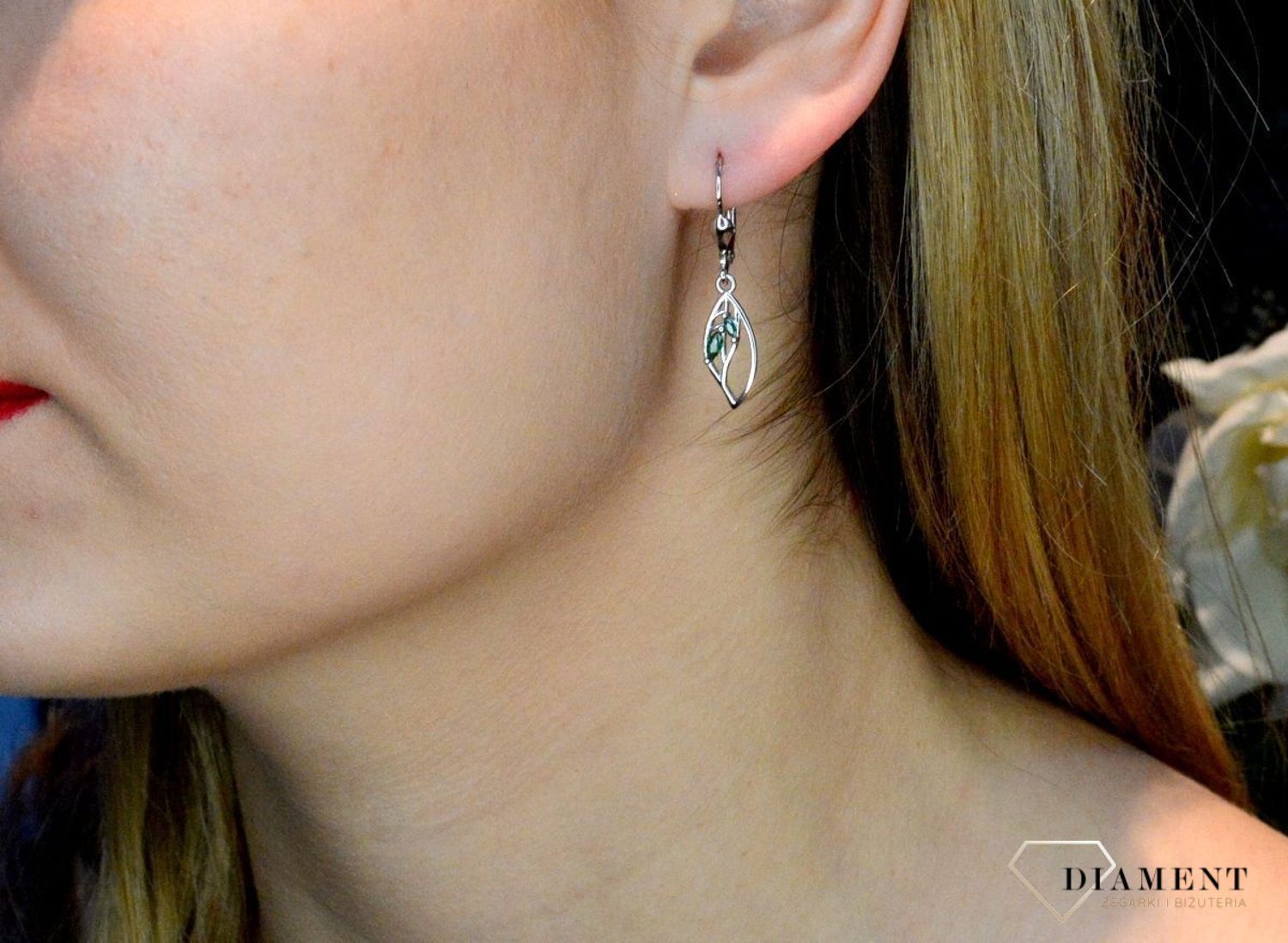 Srebrne kolczyki wiszące Zielone listki 925 DIA-KLC-8971-925. Kolczyki na prezent. Kolczyki na dzień mamy. Kolczyki liście. Modna biżuteria. Dla mamy. Kobieca biżuteria. Elegancka biżuteria na co dzień..jpg