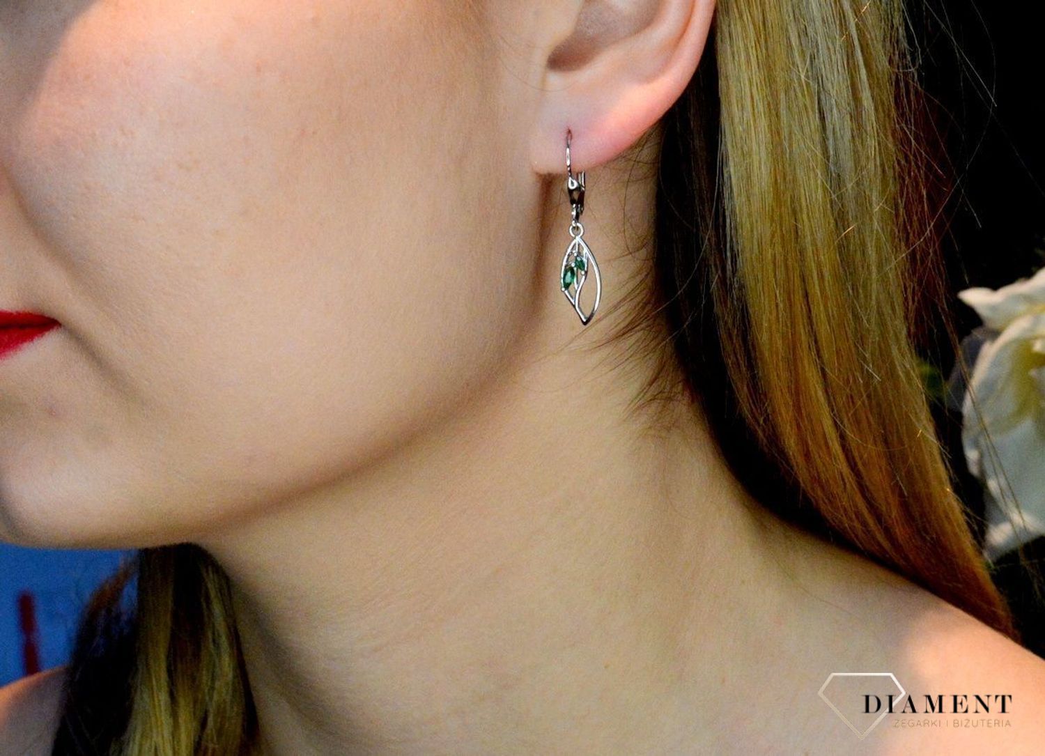Srebrne kolczyki wiszące Zielone listki 925 DIA-KLC-8971-925. Kolczyki na prezent. Kolczyki na dzień mamy. Kolczyki liście. Modna biżuteria. Dla mamy. Kobieca biżuteria. Elegancka biżuteria na co dzień..jpg