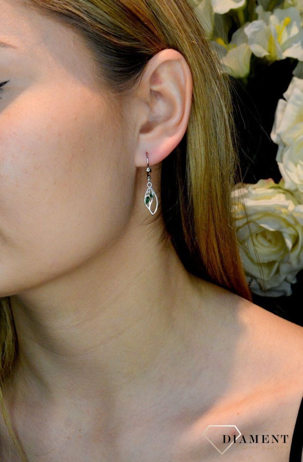 Srebrne kolczyki wiszące Zielone listki 925 DIA-KLC-8971-925. Kolczyki na prezent. Kolczyki na dzień mamy. Kolczyki liście. Modna biżuteria. Dla mamy. Kobieca biżuteria. Elegancka biżuteria na co dzień..jpg