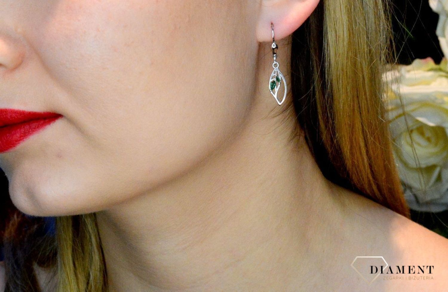 Srebrne kolczyki wiszące Zielone listki 925 DIA-KLC-8971-925. Kolczyki na prezent. Kolczyki na dzień mamy. Kolczyki liście. Modna biżuteria. Dla mamy. Kobieca biżuteria. Elegancka biżuteria na co dzień..jpg
