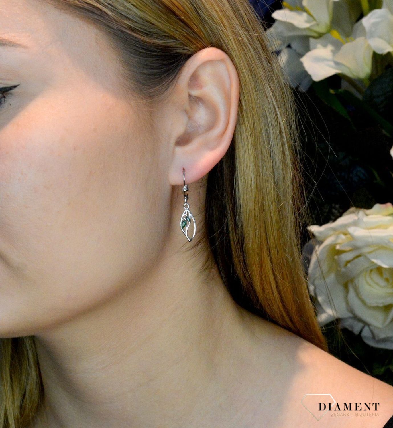 Srebrne kolczyki wiszące Zielone listki 925 DIA-KLC-8971-925. Kolczyki na prezent. Kolczyki na dzień mamy. Kolczyki liście. Modna biżuteria. Dla mamy. Kobieca biżuteria. Elegancka biżuteria na co dzień..jpg
