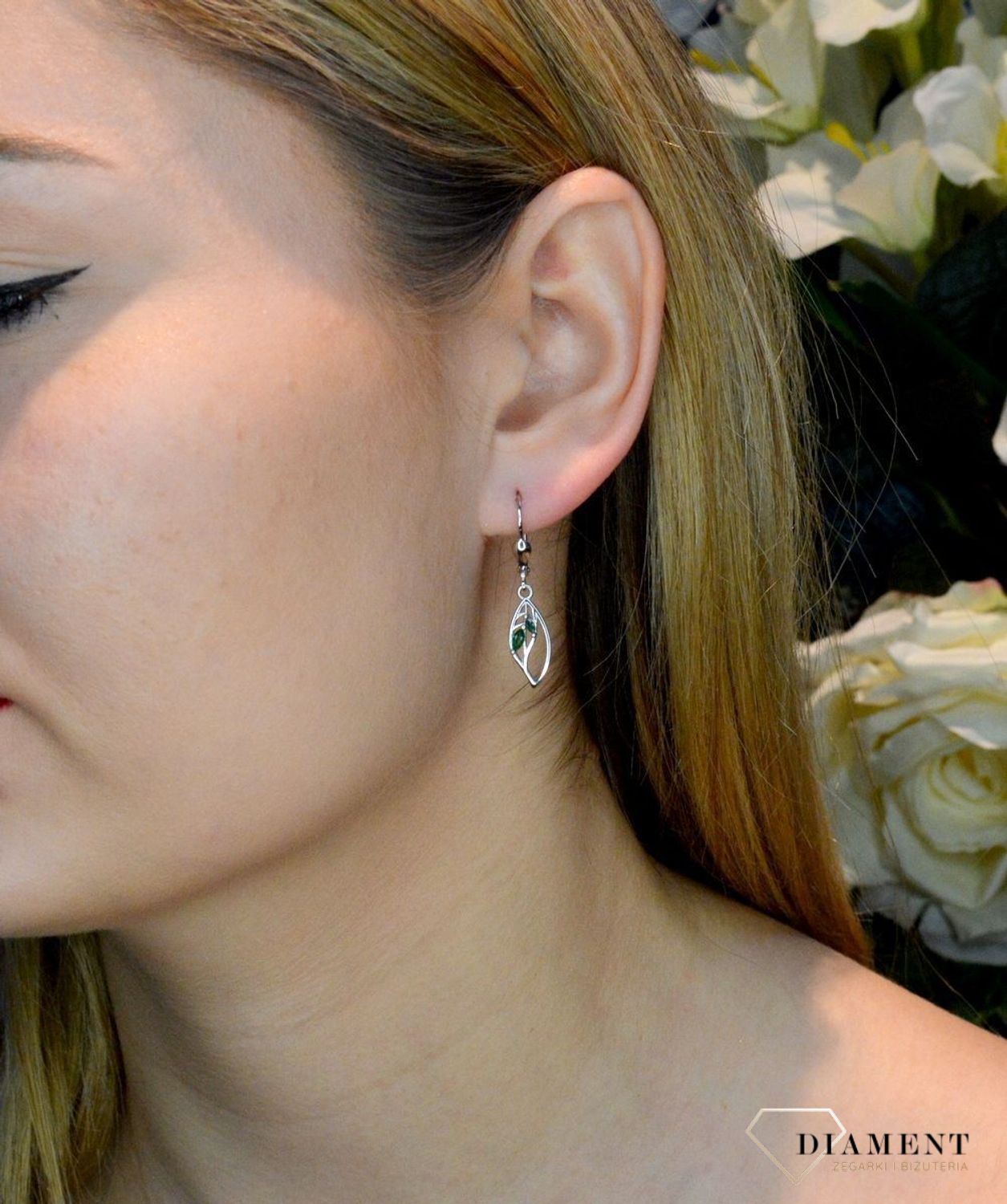 Srebrne kolczyki wiszące Zielone listki 925 DIA-KLC-8971-925. Kolczyki na prezent. Kolczyki na dzień mamy. Kolczyki liście. Modna biżuteria. Dla mamy. Kobieca biżuteria. Elegancka biżuteria na co dzień..jpg
