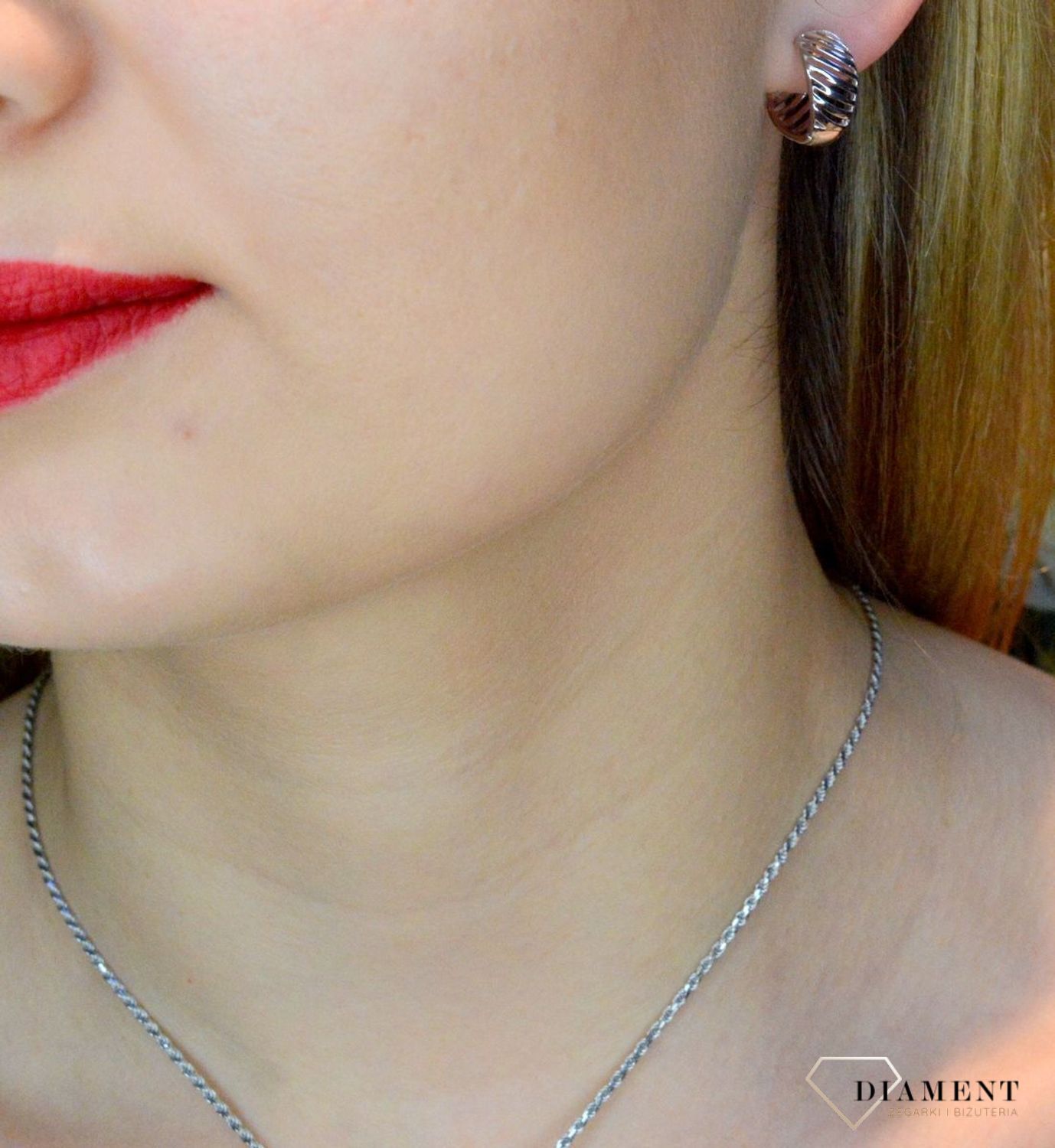 Srebrne kolczyki damskie kółeczka w paski DIA-KLC-8974-925. Srebrne koła. Biżuteria to świetny pomysł na prezent. Srebrne kolczyki damskie kółka.Proste kolczyki. Kolczyki bez cyrkonii. Kółka we wzorek. Koła w ornamenty..jpg