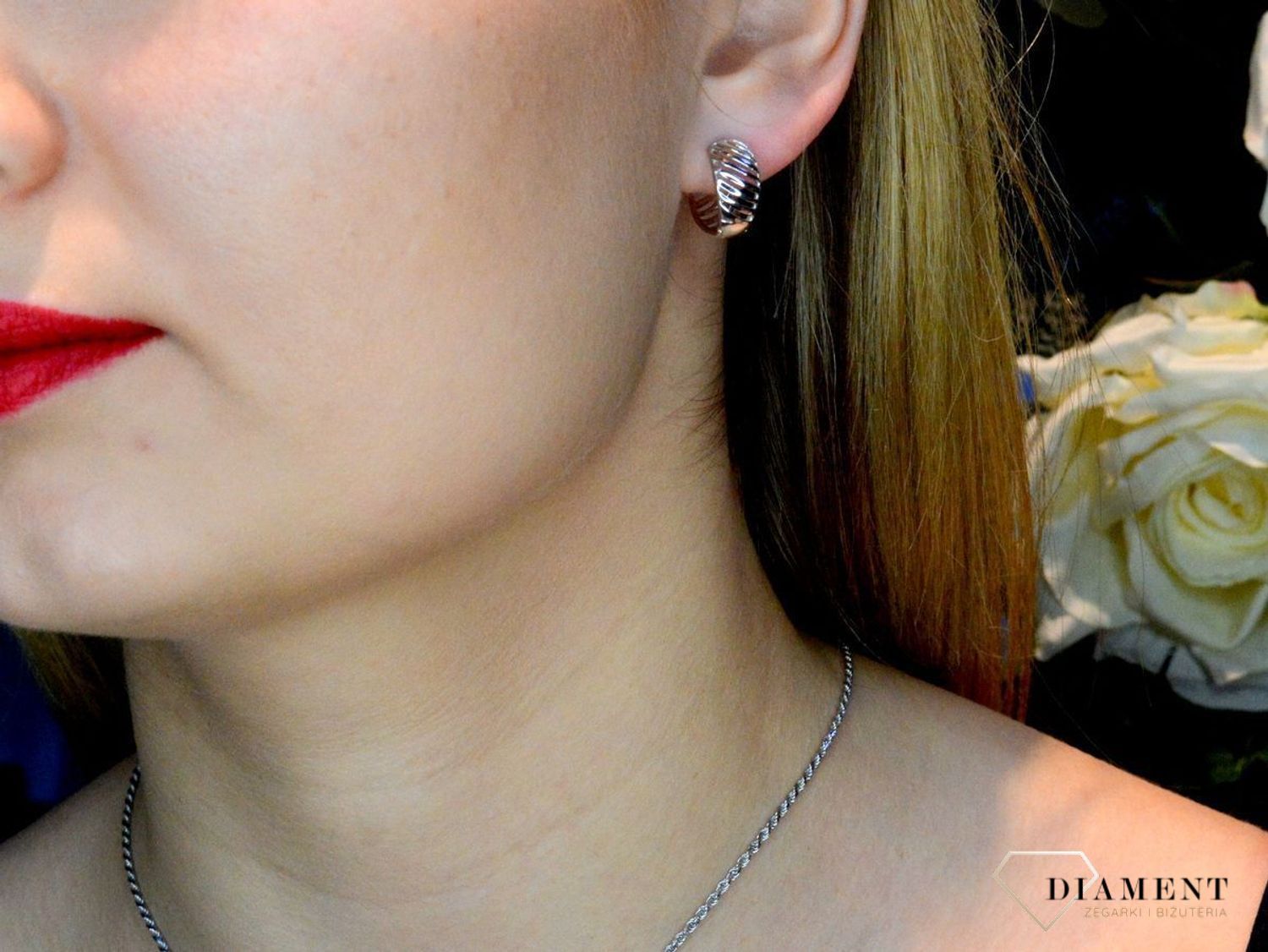 Srebrne kolczyki damskie kółeczka w paski DIA-KLC-8974-925. Srebrne koła. Biżuteria to świetny pomysł na prezent. Srebrne kolczyki damskie kółka.Proste kolczyki. Kolczyki bez cyrkonii. Kółka we wzorek. Koła w ornamenty..jpg