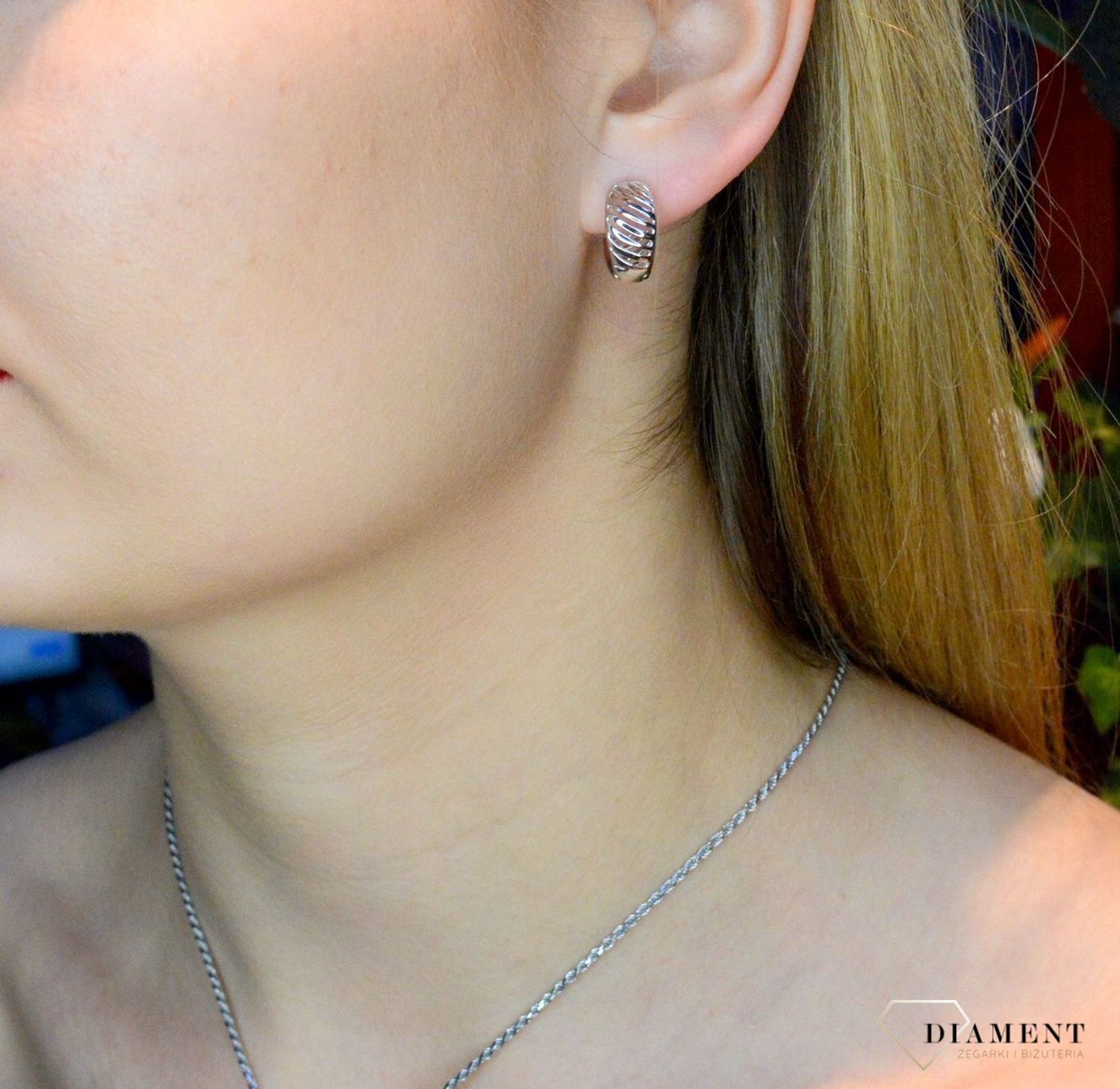 Srebrne kolczyki damskie kółeczka w paski DIA-KLC-8974-925. Srebrne koła. Biżuteria to świetny pomysł na prezent. Srebrne kolczyki damskie kółka.Proste kolczyki. Kolczyki bez cyrkonii. Kółka we wzorek. Koła w ornamenty..jpg