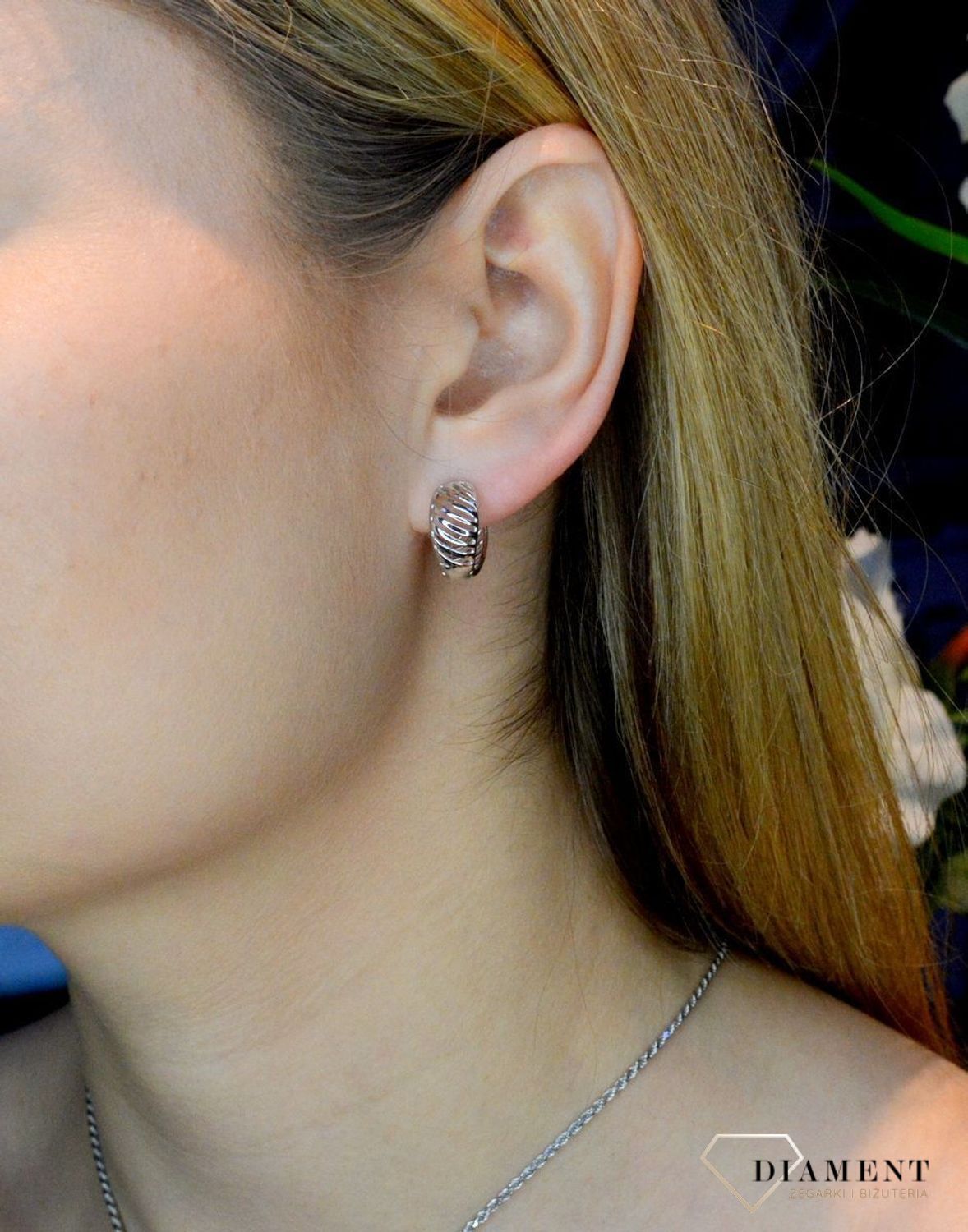 Srebrne kolczyki damskie kółeczka w paski DIA-KLC-8974-925. Srebrne koła. Biżuteria to świetny pomysł na prezent. Srebrne kolczyki damskie kółka.Proste kolczyki. Kolczyki bez cyrkonii. Kółka we wzorek. Koła w ornamenty..jpg