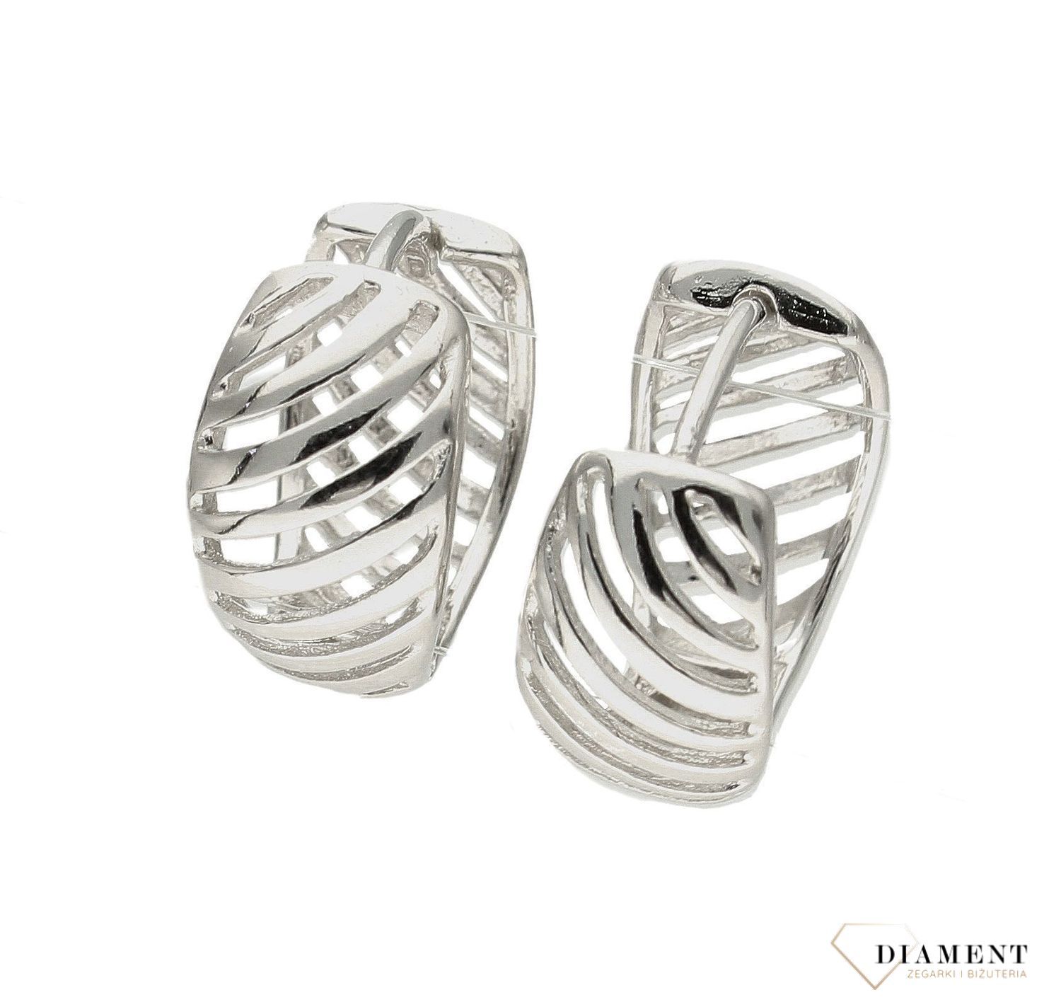 Srebrne kolczyki damskie kółeczka w paski DIA-KLC-8974-925. Srebrne koła. Biżuteria to świetny pomysł na prezent. Srebrne kolczyki damskie kółka.Proste kolczyki. Kolczyki bez cyrkonii. Kółka we wzorek. Koła w ornamenty..jpg