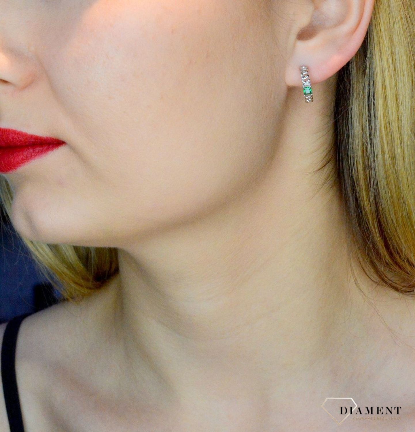 Srebrne kolczyki koła ogniwka z zieloną cyrkonią DIA-KLC-8976-925. Srebrne koła. Biżuteria to świetny pomysł na prezent. Srebrne kolczyki damskie kółka.Proste kolczyki. Kolczyki bez cyrkonii. Kółka we wzorek. Koła w ornamenty..jpg