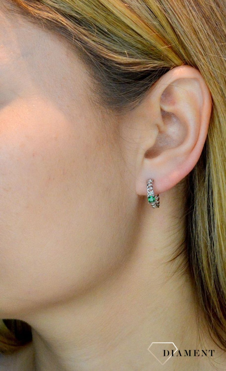 Srebrne kolczyki koła ogniwka z zieloną cyrkonią DIA-KLC-8976-925. Srebrne koła. Biżuteria to świetny pomysł na prezent. Srebrne kolczyki damskie kółka.Proste kolczyki. Kolczyki bez cyrkonii. Kółka we wzorek. Koła w ornamenty..jpg