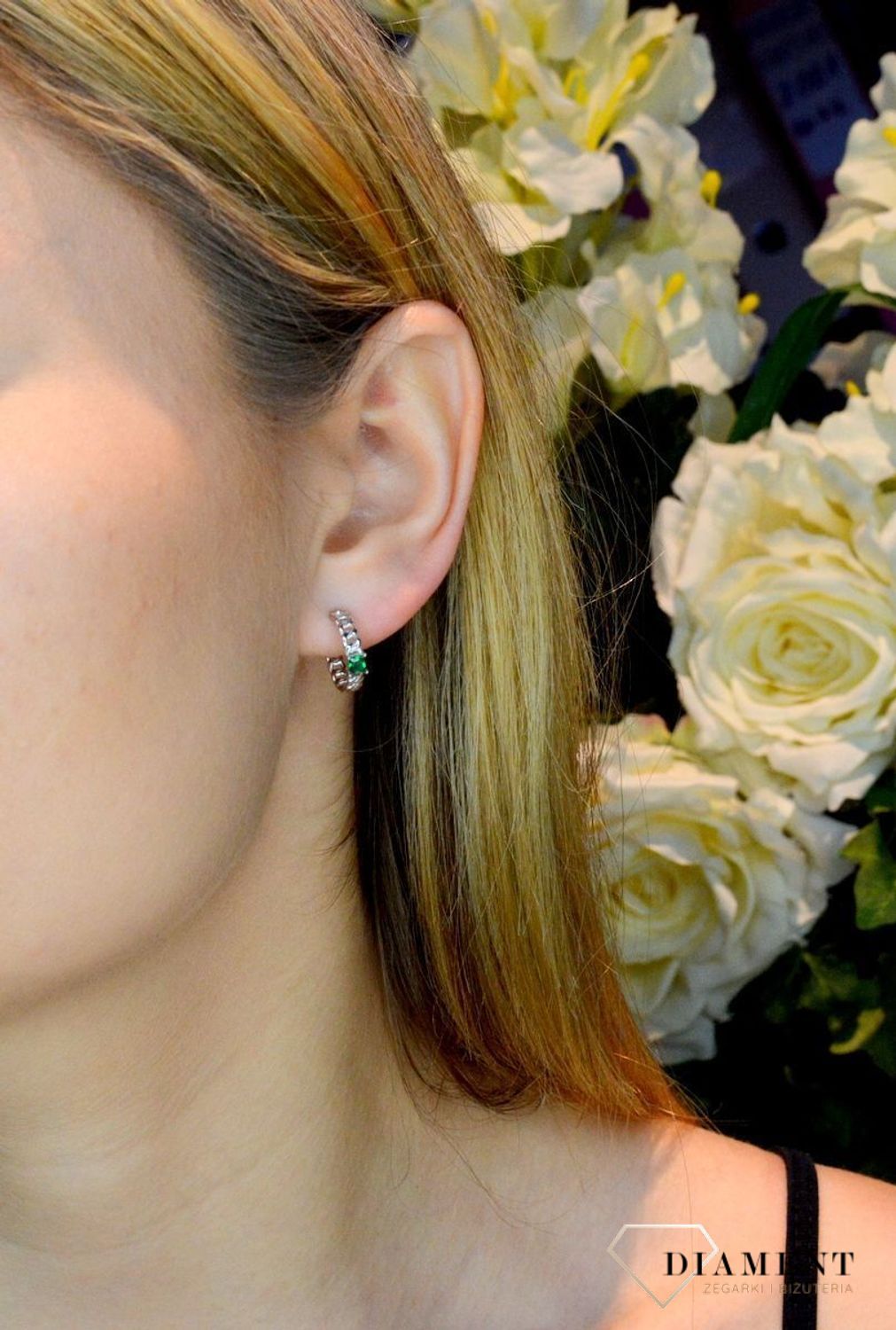 Srebrne kolczyki koła ogniwka z zieloną cyrkonią DIA-KLC-8976-925. Srebrne koła. Biżuteria to świetny pomysł na prezent. Srebrne kolczyki damskie kółka.Proste kolczyki. Kolczyki bez cyrkonii. Kółka we wzorek. Koła w ornamenty..jpg