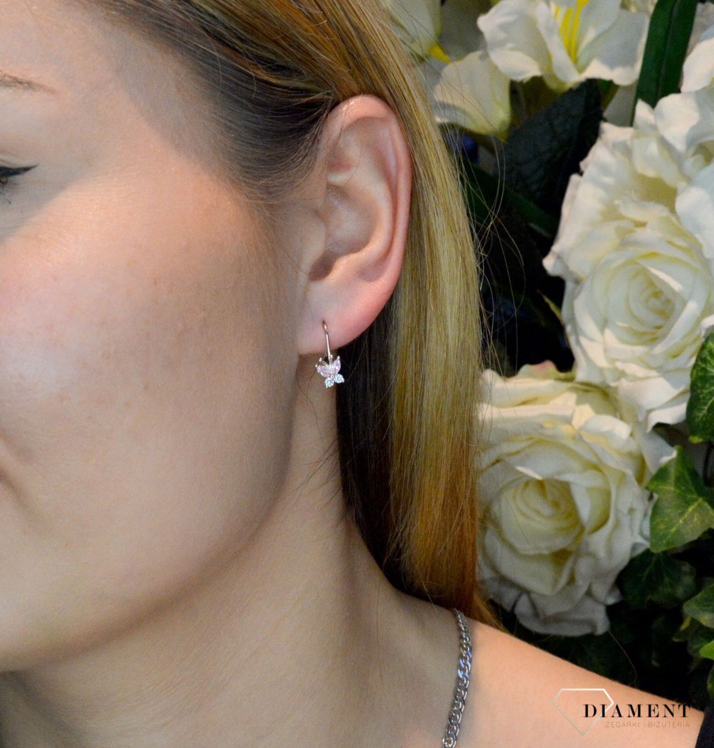 Kolczyki srebrne dziecięce różowe motylki 925 DIA-KLC-8979-925. Kolczyki na prezent dla dziewczynki. Kolczyki motylek. Prezent dla nastolatki dla dziecka. Biżuteria dla dzieci. Prezent na komunie..jpg