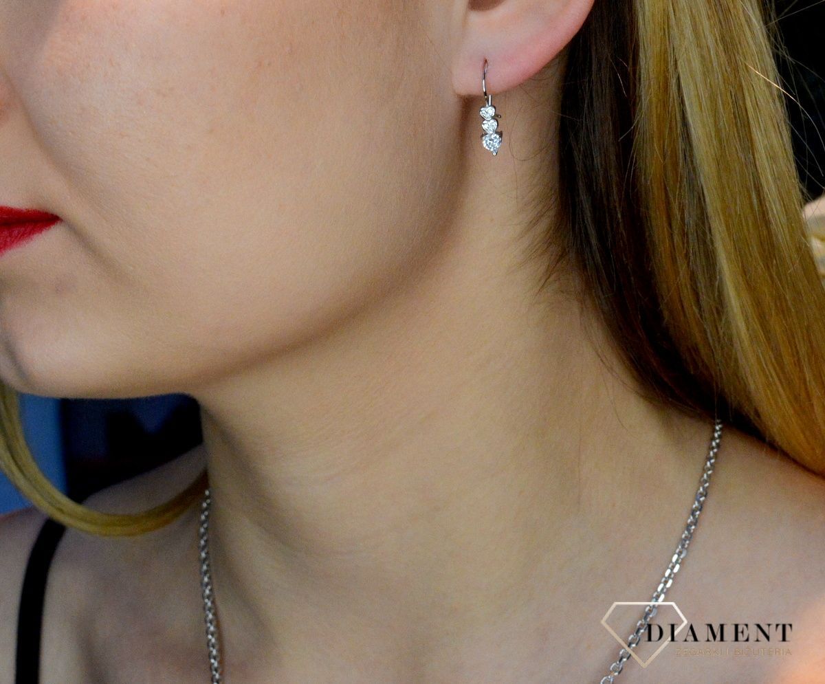 Srebrne kolczyki Potrójne serce bigiel 925 DIA-KLC-8981-925. Damskie kolczyki. Dziecięce kolczyki. Na prezent. Biżuteria na prezent. Delikatne koczyki srebrne. Dla mamy. Na dzien mamy. Kolczyki serca..jpg